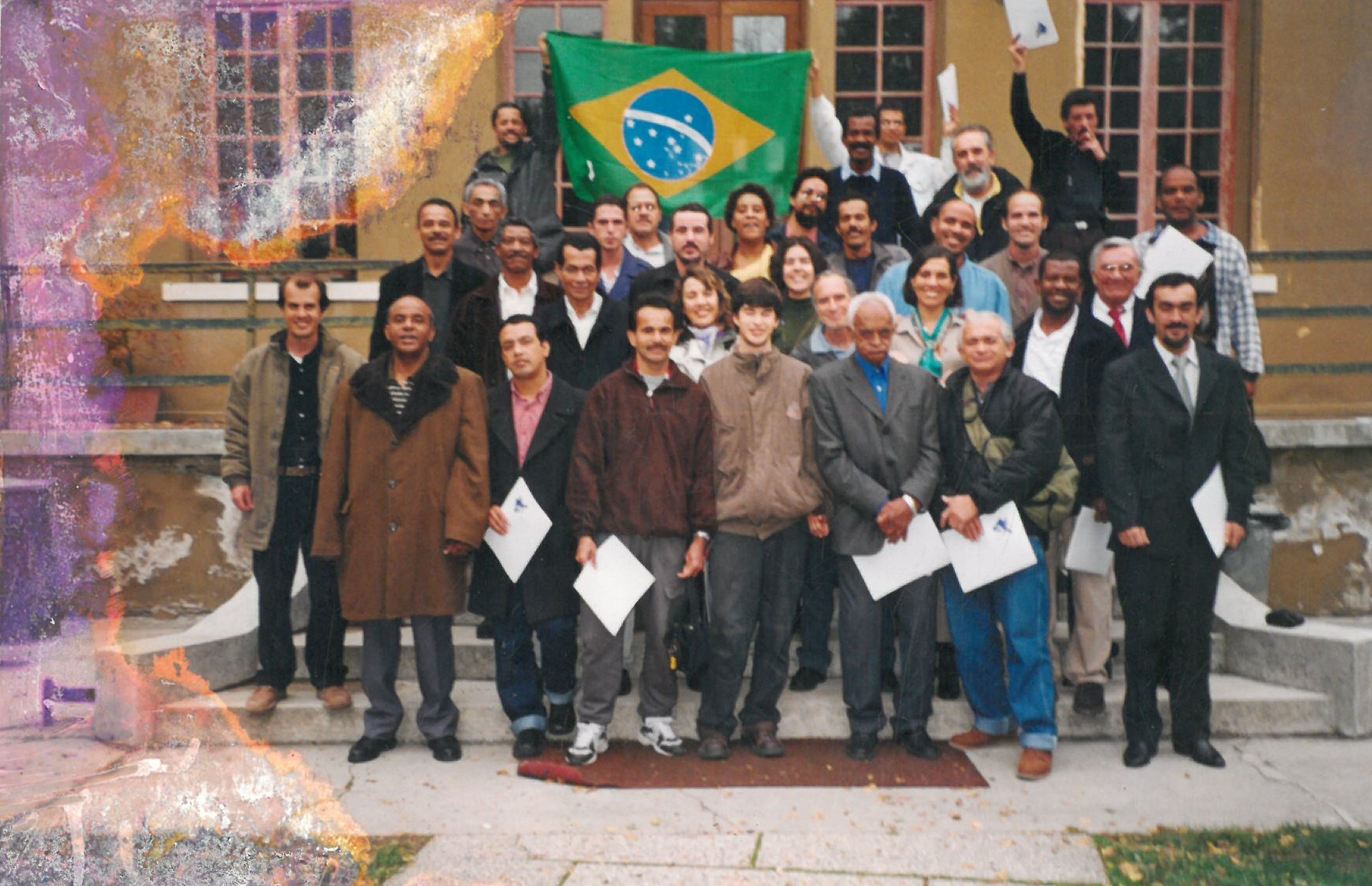 Grupo de brasileiros de diversos estados que participaram do projeto Monumenta, do BID (Banco Interamericano de Desenvolvimento), em Veneza. A cidade italiana sediou encontros sobre conservação e restauro no Centro Europeu de Conservação e Restauro. 
No dia da foto, foram emitidos os certificados de participação. Jorge está na primeira fileira, lado esquerdo, vestindo um sobretudo marrom.