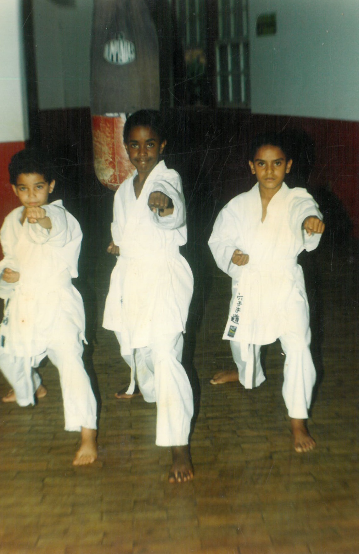 Filhos de Jorge (primeiro à esquerda - Edilson e no meio - Henrique). Edilson Pires André foi vice-campeão mineiro de karatê, quando tinha sete para oito anos.