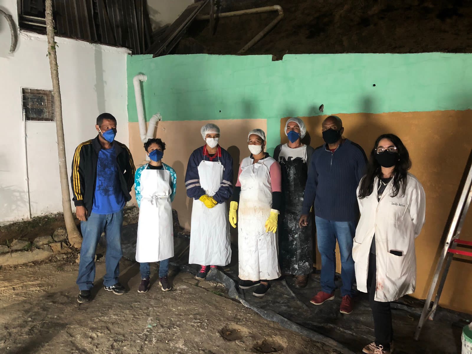 Jorge e seus alunos durante uma aula sobre tinta à cal e pigmento natural (tinta a base de terra) da Escola de Ofícios Tradicionais de Mariana.