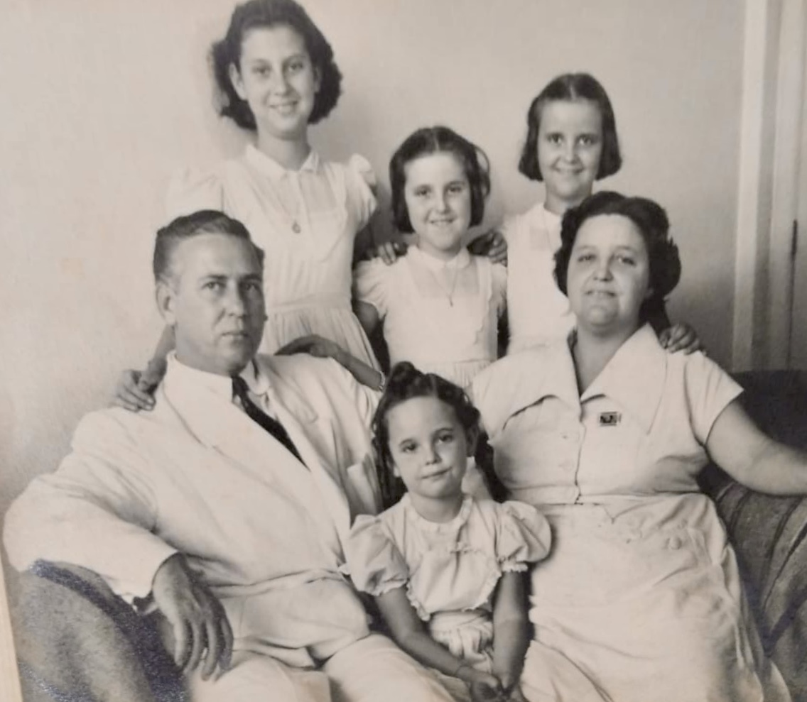 Pai, mãe, eu e irmãs.
Em pé, da esquerda para a direita: Dora, Ligia e Lúcia.
Sentados: José Antônio da Cunha (pai), Tânia e Lydia da Cunha (mãe)