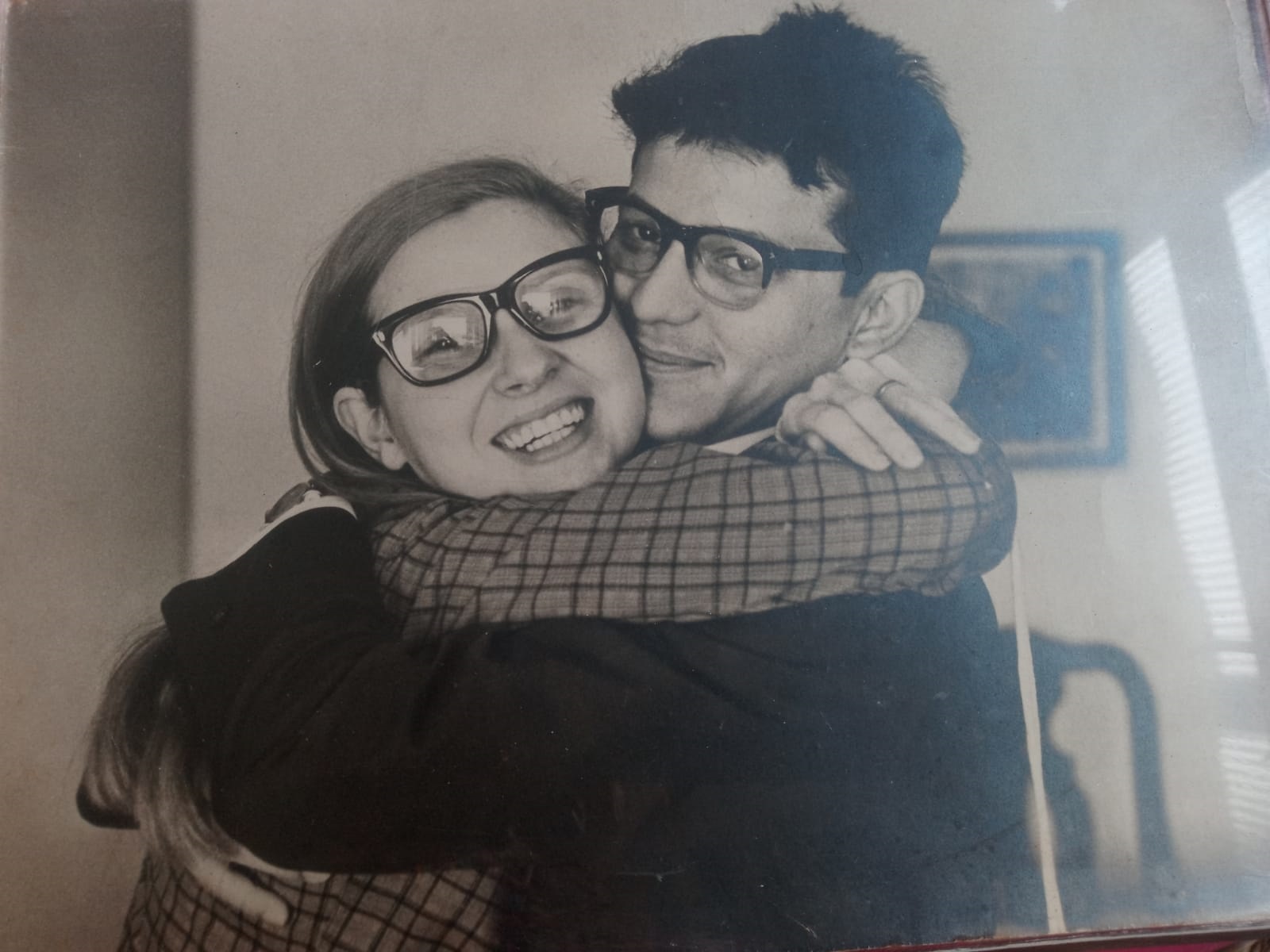Dora e Ailton Henrique da Costa (marido).
Ambos eram importantes militantes do Partido Comunista Brasileiro à época, no início da Ditadura.