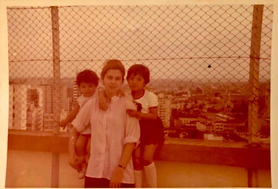 Dora com as filhas Cristina e Tânia no terraço do prédio de Curitiba na rua Carlos de Carvalho, onde moravam.
O curto período no qual a família morou em Curitiba foi para fugir da repressão oficial da Ditadura.