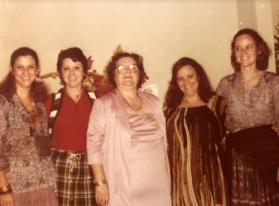 Aniversário de 60 anos de Lydia da Cunha, que está aqui acompanhada de todas as  suas filhas.
(da esquerda para a direita: Dora, Lígia, Lydia, Lúcia e Tânia).