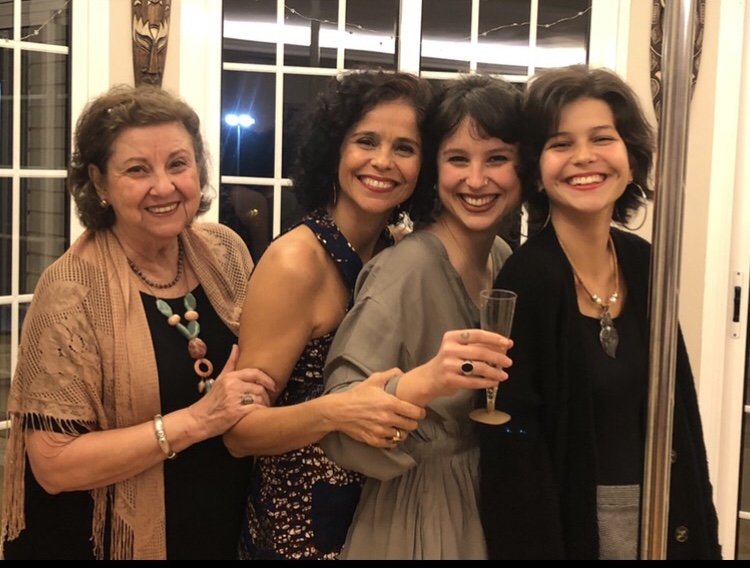 Dora, filha e netas.
Da esquerda para a direita: Dora, Tânia (filha), Clara e Barbara (netas).