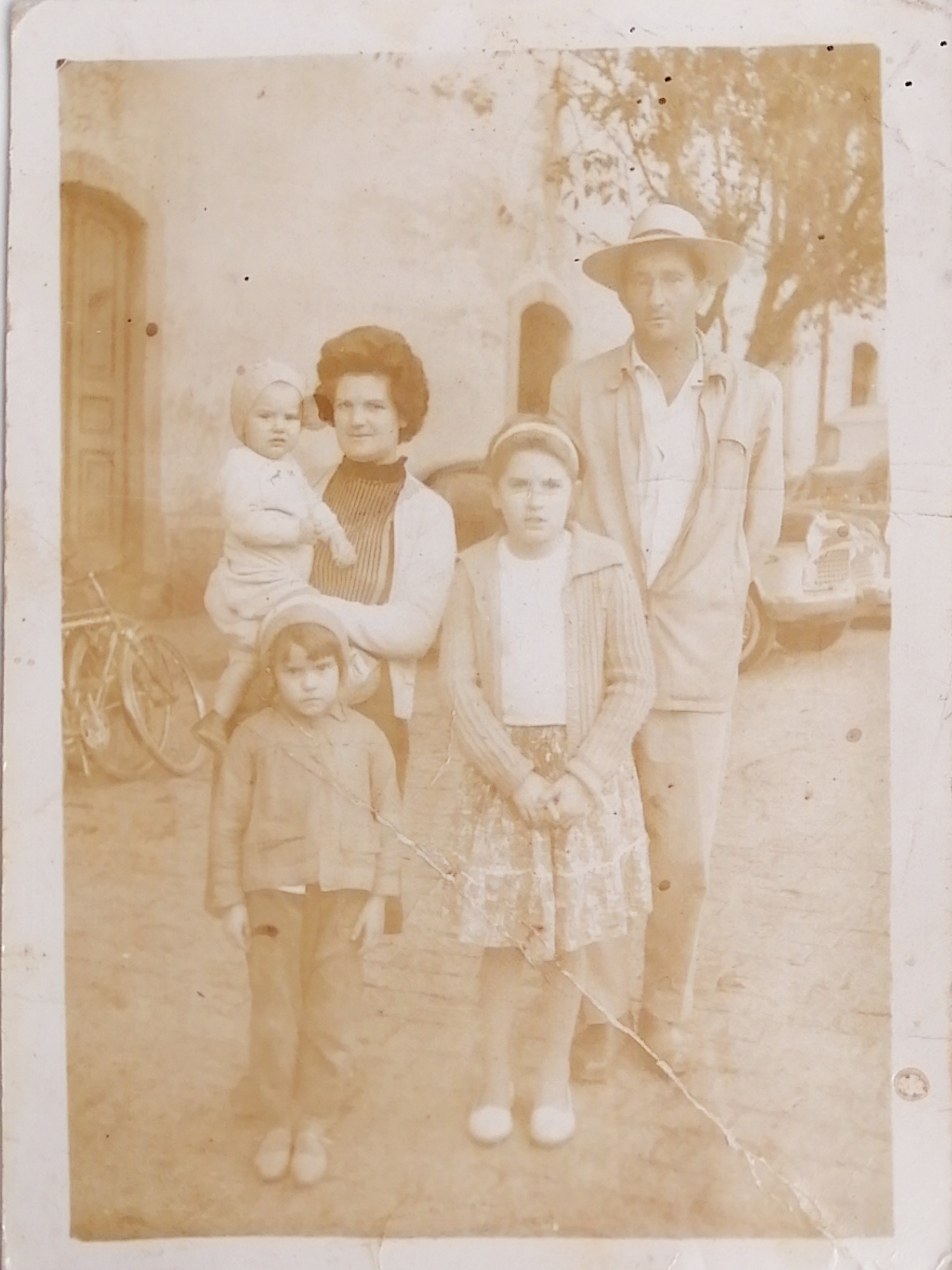 Foto da família de Ligia. Ela estava acompanhada de seu marido, Hermes Bisin, e seus três filhos. A mais velha é a sua filha Nereide, ao lado de sua filha Nilda, e em seu colo estava seu filho Herminho.