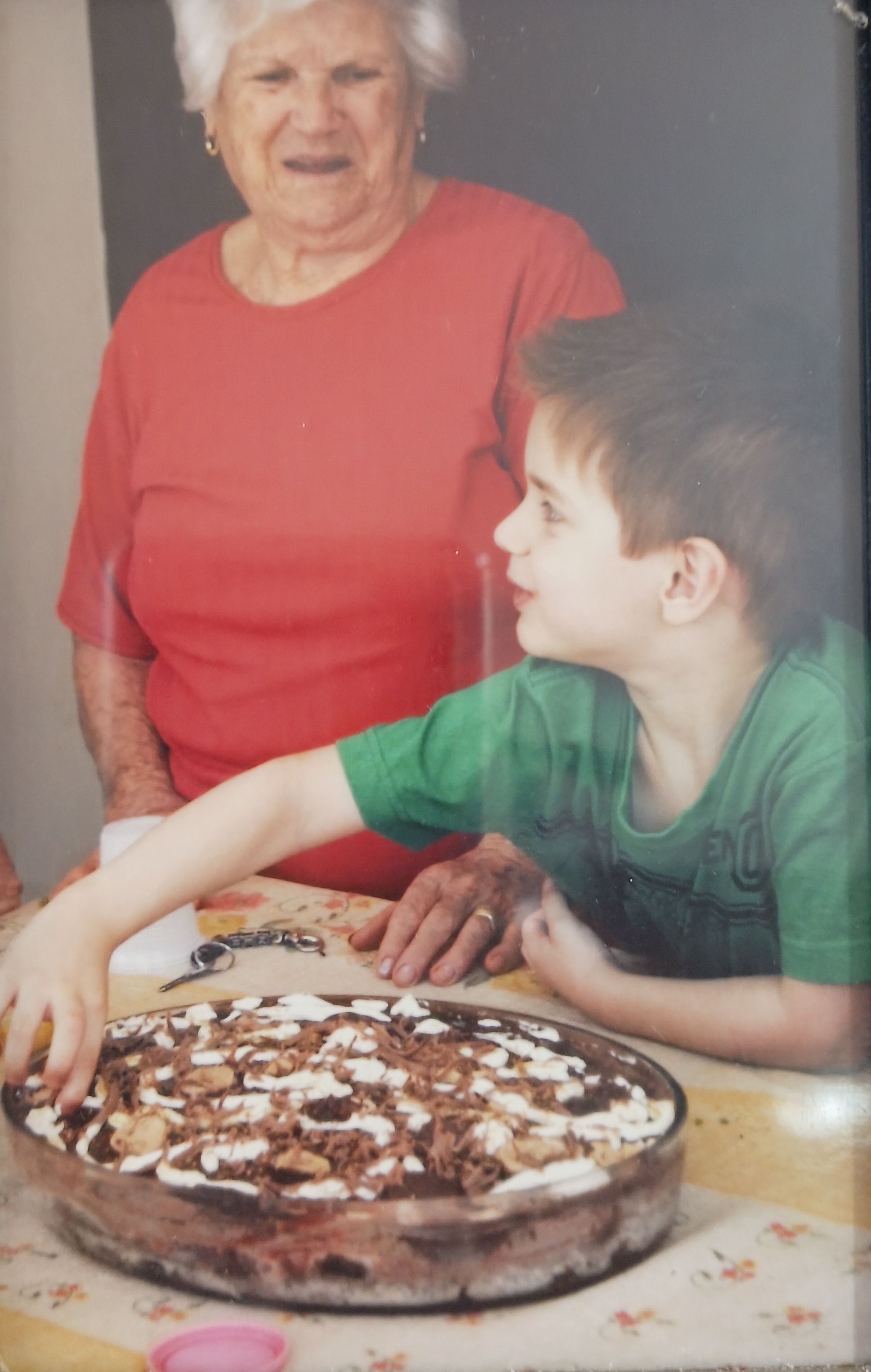 Dona Ligia e seu neto Enzo. Enzo estava bem animado para comer o doce famoso da vovó cozinheira.