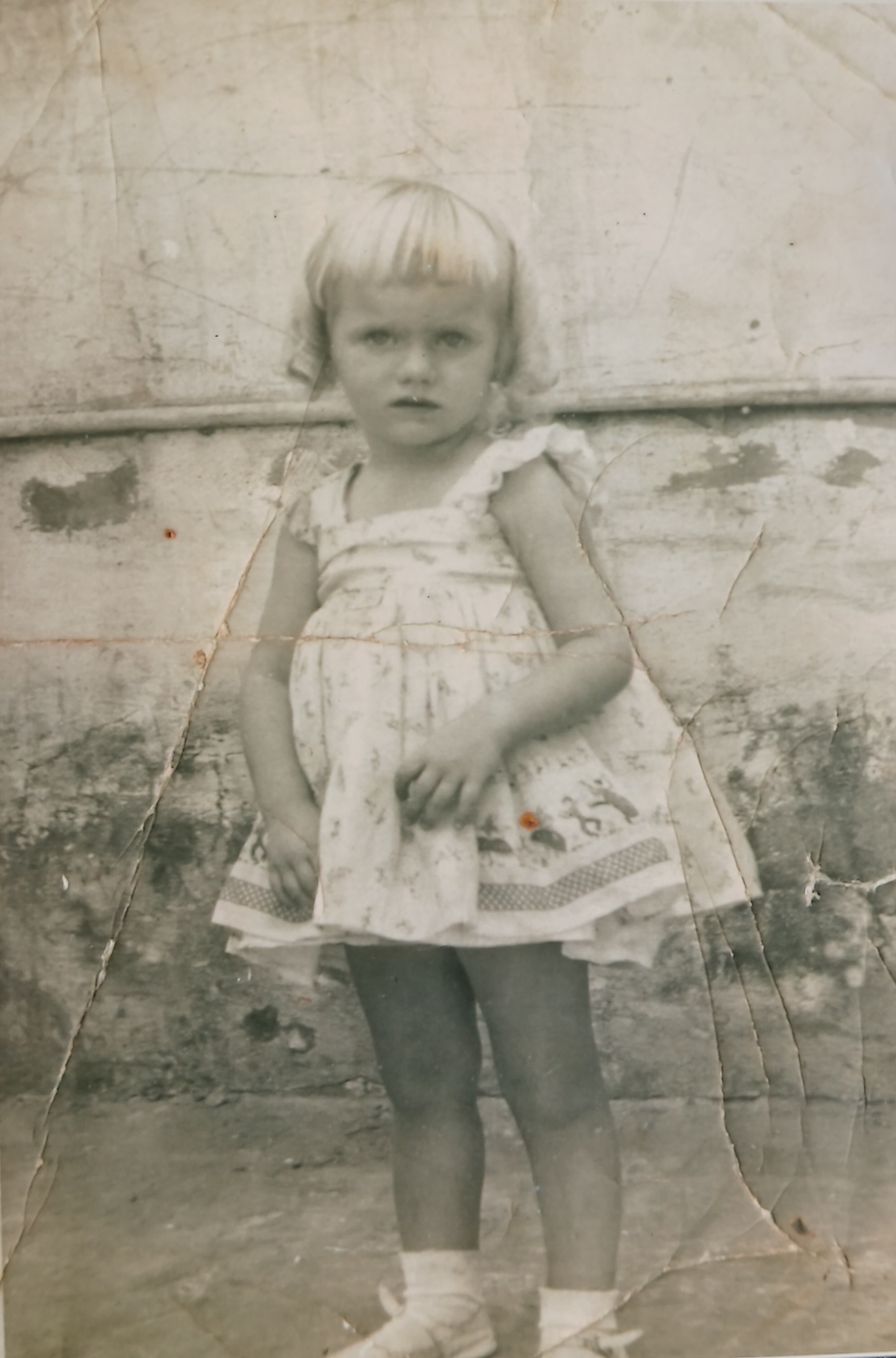 Foto de Marilda aos 2 anos e meio de idade no barricão, onde gostava de brincar. Esta é a única foto de Marilda com essa idade