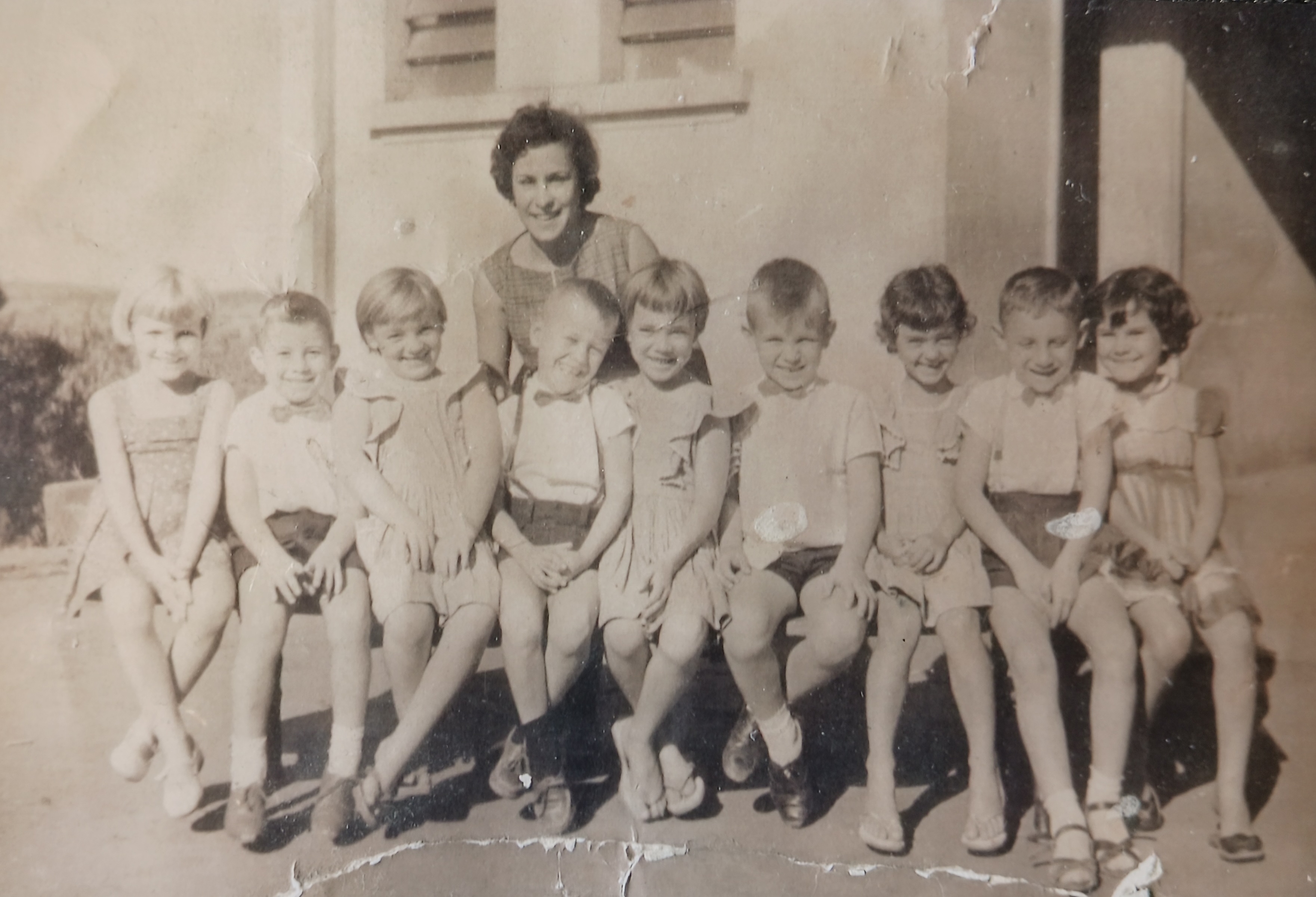 Foto tirada no pátio do Grupo Escolar Luis Grellet. Estava toda a turma e a sua doce professora, Juraci Mattos.