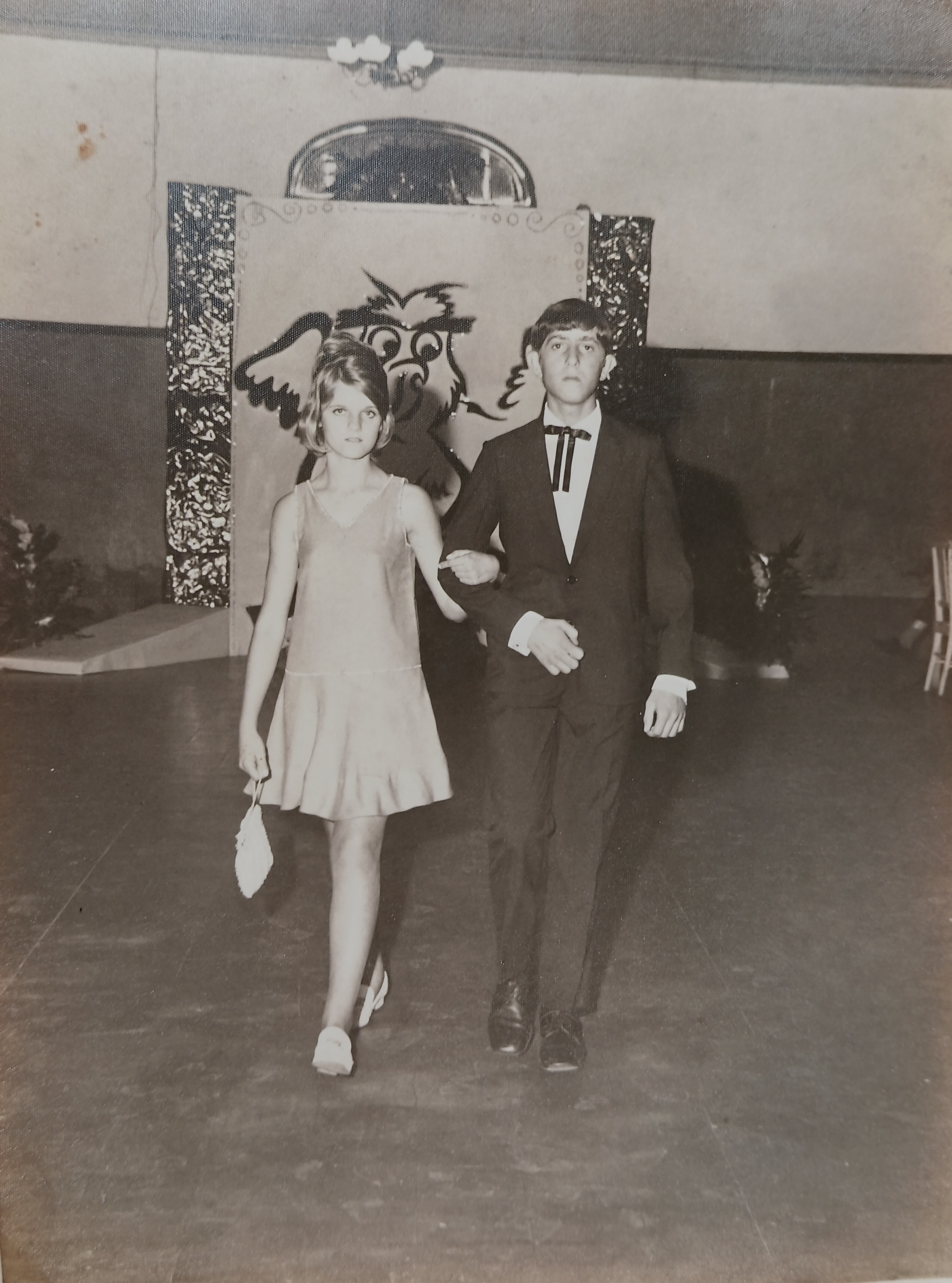 Foto da formatura da Oitava Série com o amigo Josivaldo Cardoso de Oliveira, no salão do refeitório da usina de Rafard. Marilda estava com 12 anos.