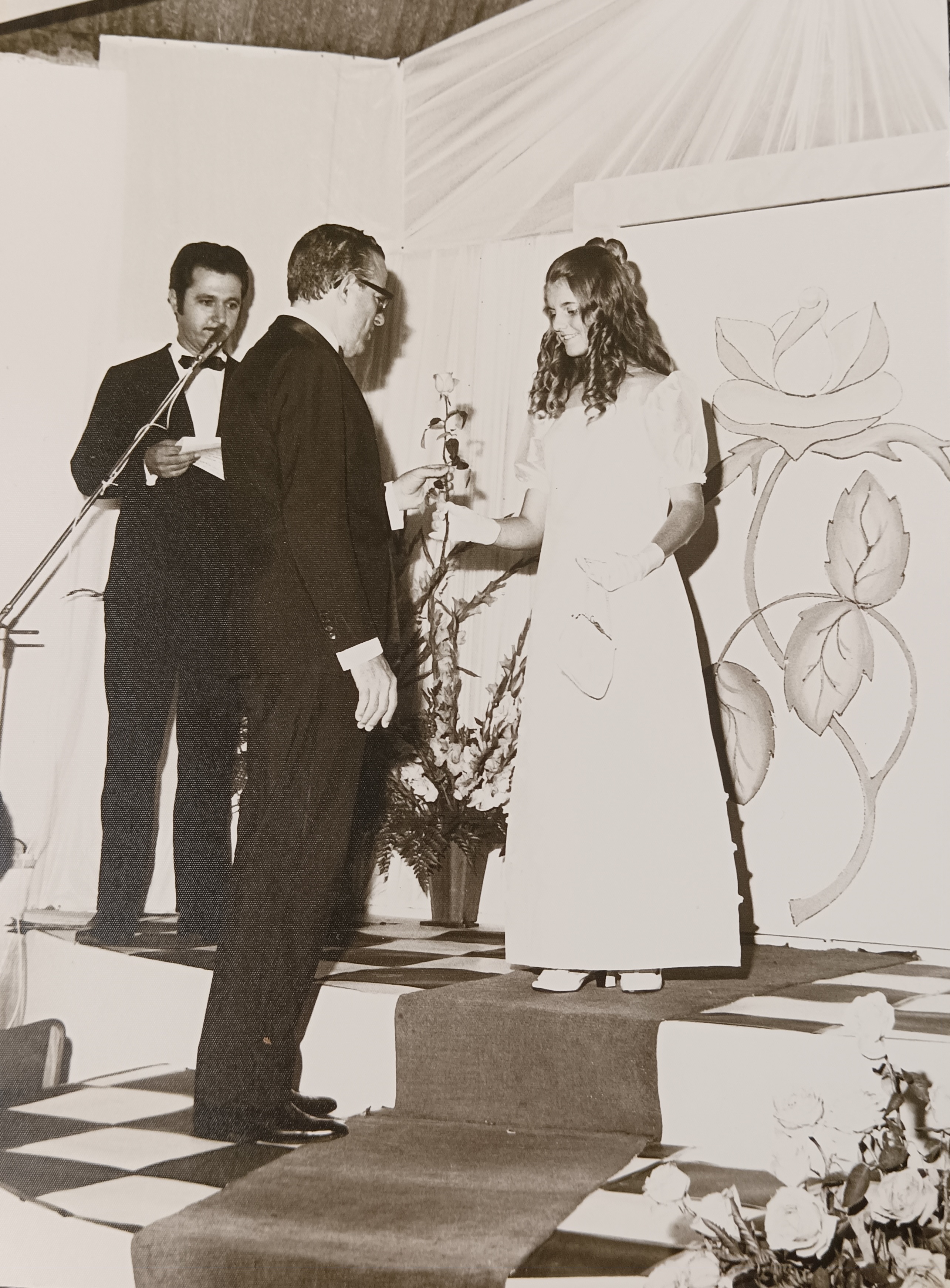 Esta foto foi tirada em seu baile de debutante. Quem a apresentou foi o Roberto Pellegrini, que está ao fundo, e o paraninfo foi o deputado Dr. Blota Júnior. O baile foi realizado no salão de festas ASAS da igreja de Rafard. Lembra que foi um baile maravilhoso e Marilda dançou com alguns conhecidos e amigos ao longo da noite.