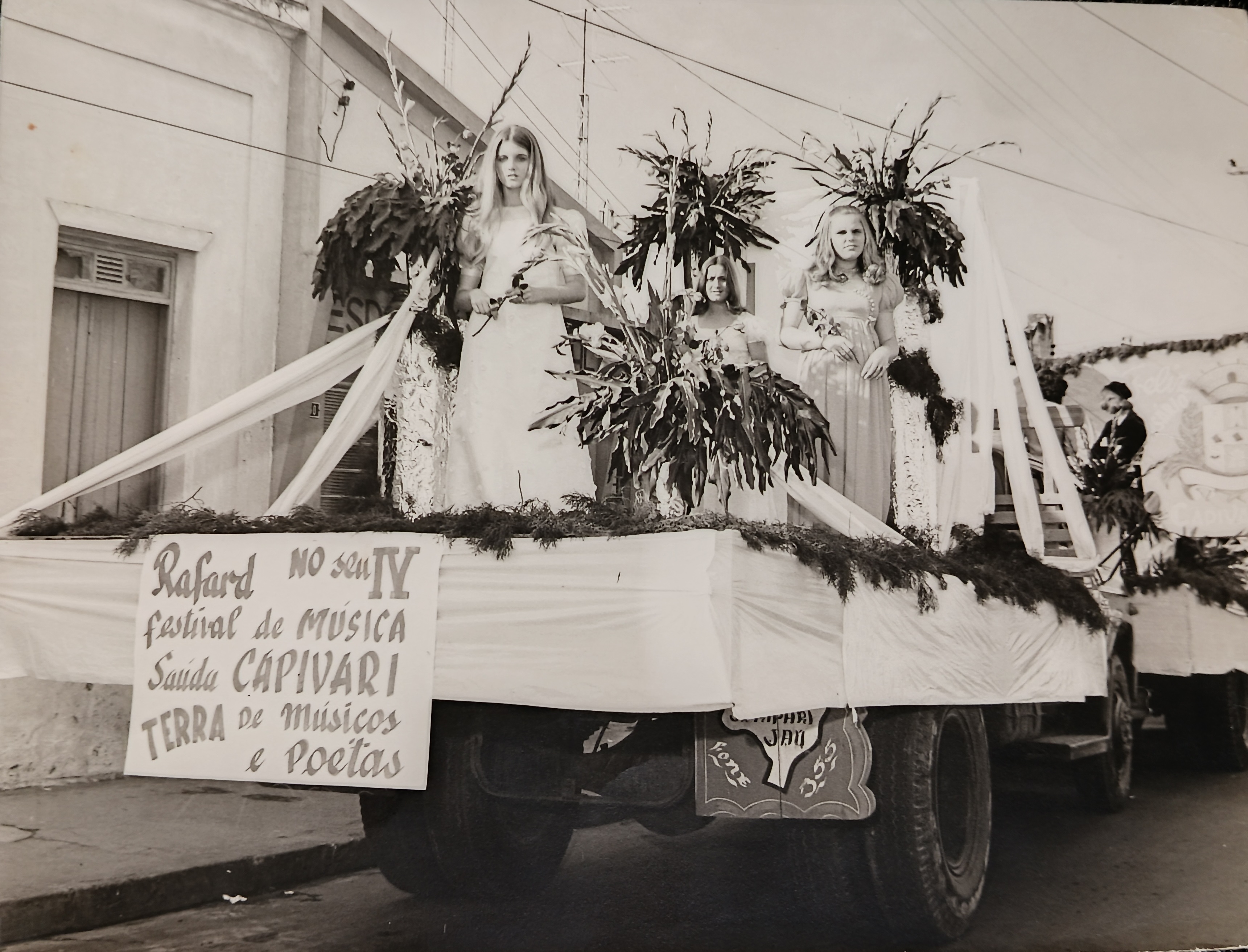Essa foto foi tirada durante o desfile em comemoração ao aniversário da cidade de Capivari. Os Rafardenses fizeram uma homenagem para a cidade vizinha. (Da esq. para dir.) Em cima do carro estavam Marilda, Nanci e Ednéia. O decorador Eduardo Honora foi quem a convidou para o desfile.