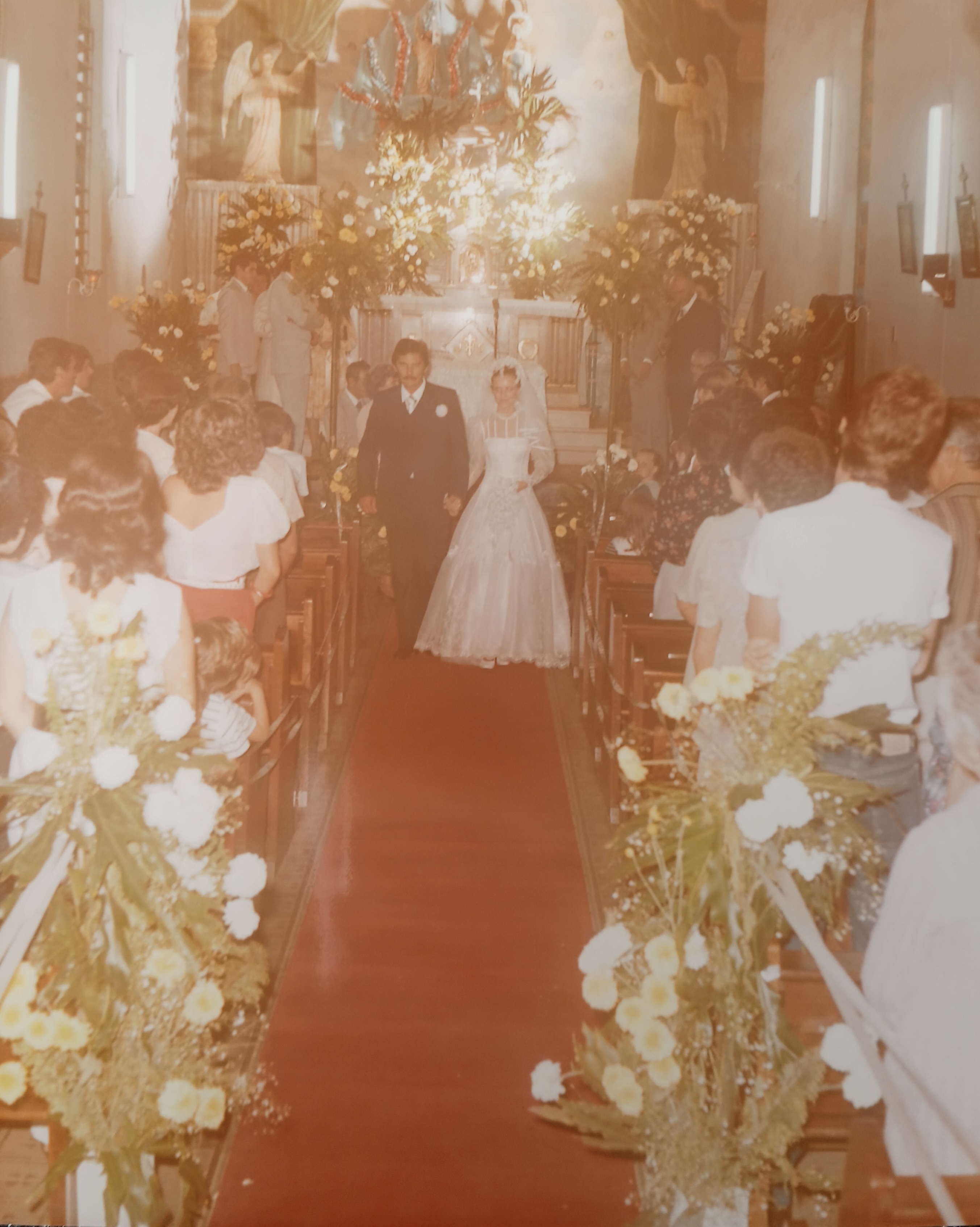 Essa foto foi tirada no dia de seu casamento, na Igreja Matriz Nossa Senhora de Lourdes. Esta igreja foi construída pelos franceses que residiam nas casas dentro da Usina de Açúcar, em Rafard. Marilda se lembra que foi um dia maravilhoso e muito emocionante, e que um fato surpreendente aconteceu: Marilda entrou na igreja acompanhada de seu pai, ao som da marcha nupcial, e quando estava em frente ao altar reparou que o padre Romário Parazzi não estava. Sua expressão foi de surpresa, pois era difícil um padre se atrasar e ela entrou pontualmente no horário.