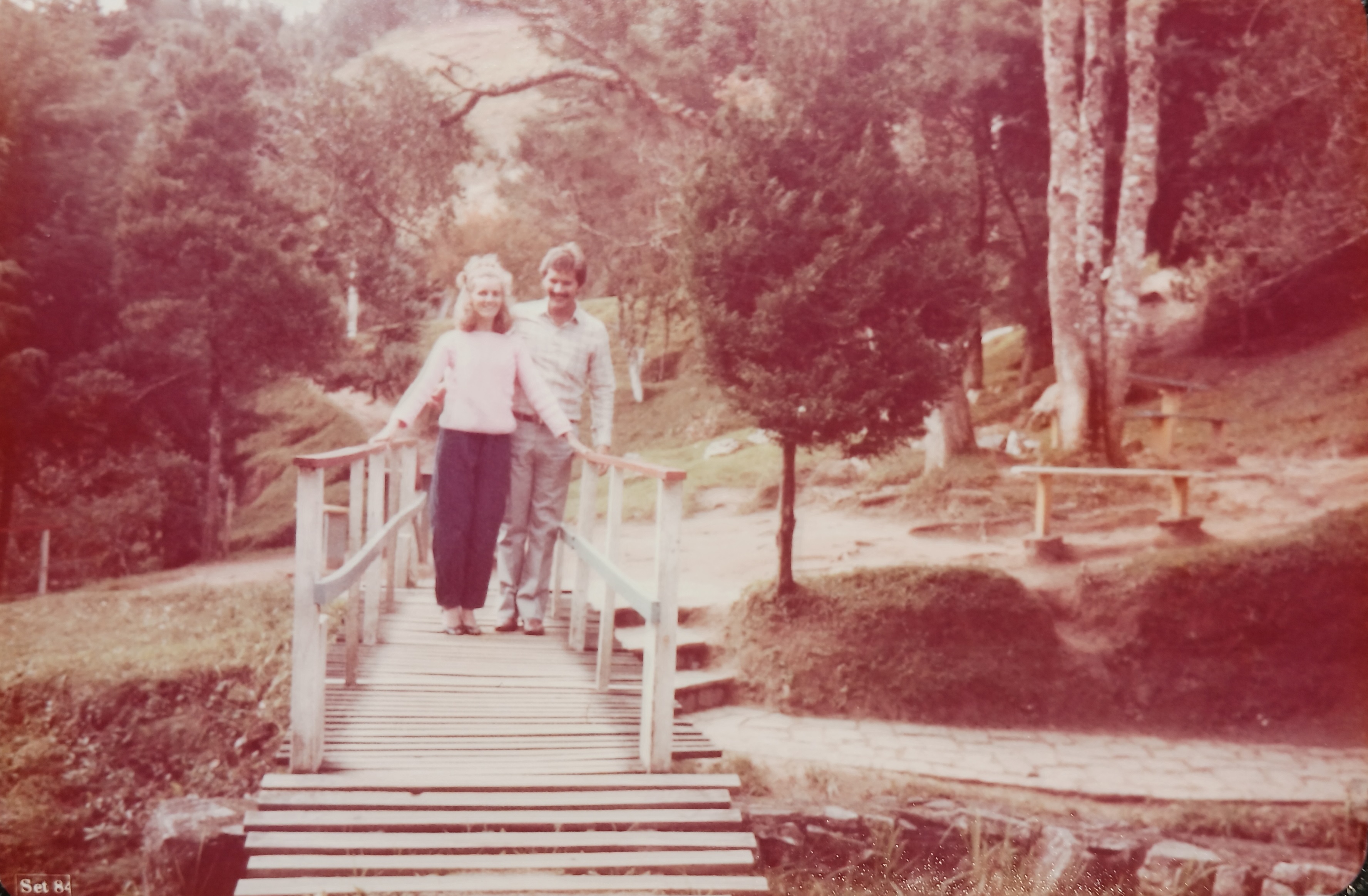 Essa foto foi tirada num Parque em Campos do Jordão, na Lua de Mel de Marilda e Dailton. Marilda lembra que estava com medo de atravessar a ponte, pois as tábuas estavam separadas.