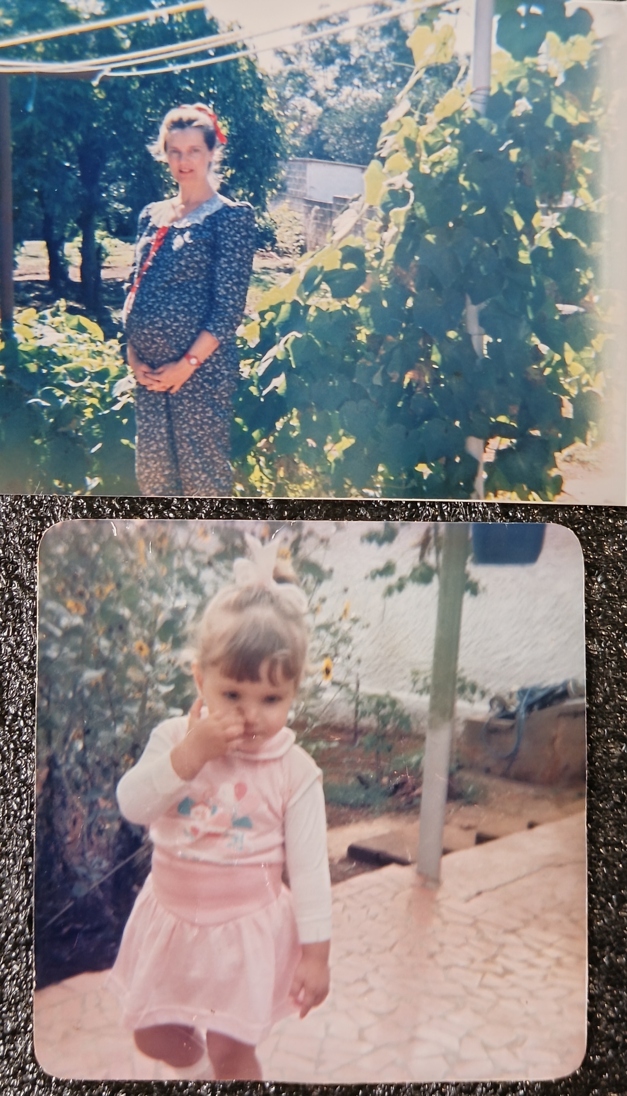 Na foto superior Marilda estava grávida da sua primeira filha, Julie. Esta foto foi tirada no quintal de sua casa, próxima a Igreja Matriz de Rafard. Marilda estava radiante, linda e feliz com a sua gravidez, assim como as outras em que gerou seus três meninos: Felipe, Henrique e Tiago. A segunda foto é da sua querida filha com 1 ano e 8 meses, alegria do viver de sua família e que foi subitamente levada para o outro lado da vida, de volta para a casa do Pai, aos dois anos de idade.