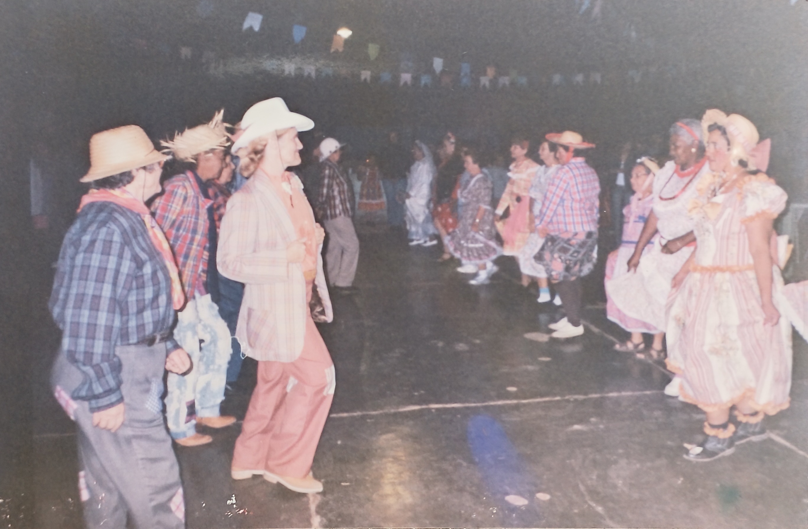 Desde os 6 anos Marilda participa das festas juninas. Essa foto foi tirada numa festa junina no salão de festas do Clube da cidade. Marilda estava com paletó xadrez e calça ferrugem, do lado dos cavalheiros, dançando com sua parceira e amiga Zilda Bitti Sanches. Foi uma festa espetacular.