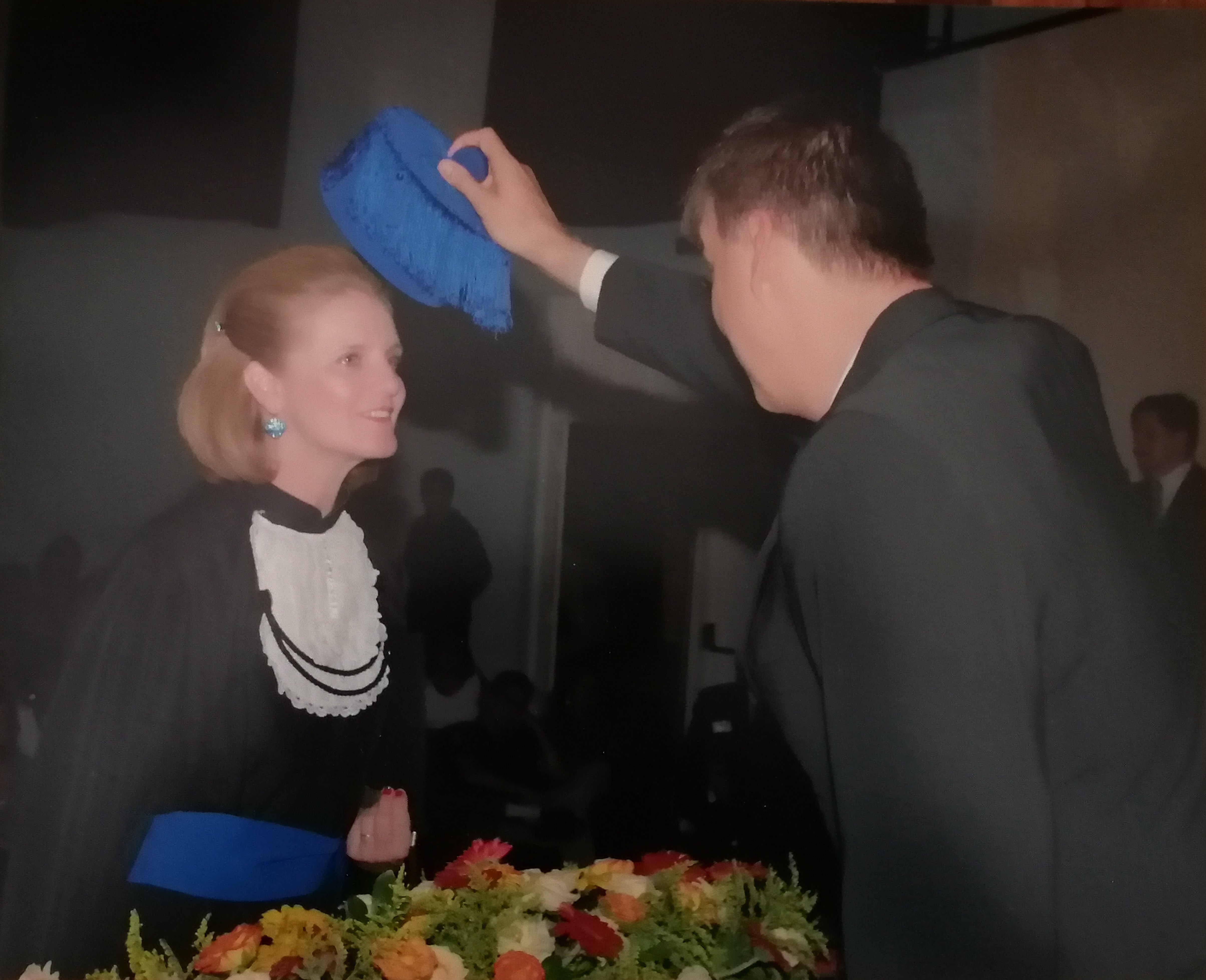 Essa foto foi tirada no dia da sua formatura. Marilda se formou no curso técnico de Design de Moda, na faculdade CEUNSP.  Esta foto representa dois anos de muita batalha e de grande realização. Marilda ainda está lutando para conseguir construir seu ateliê de costuras no terreno atrás de sua casa.