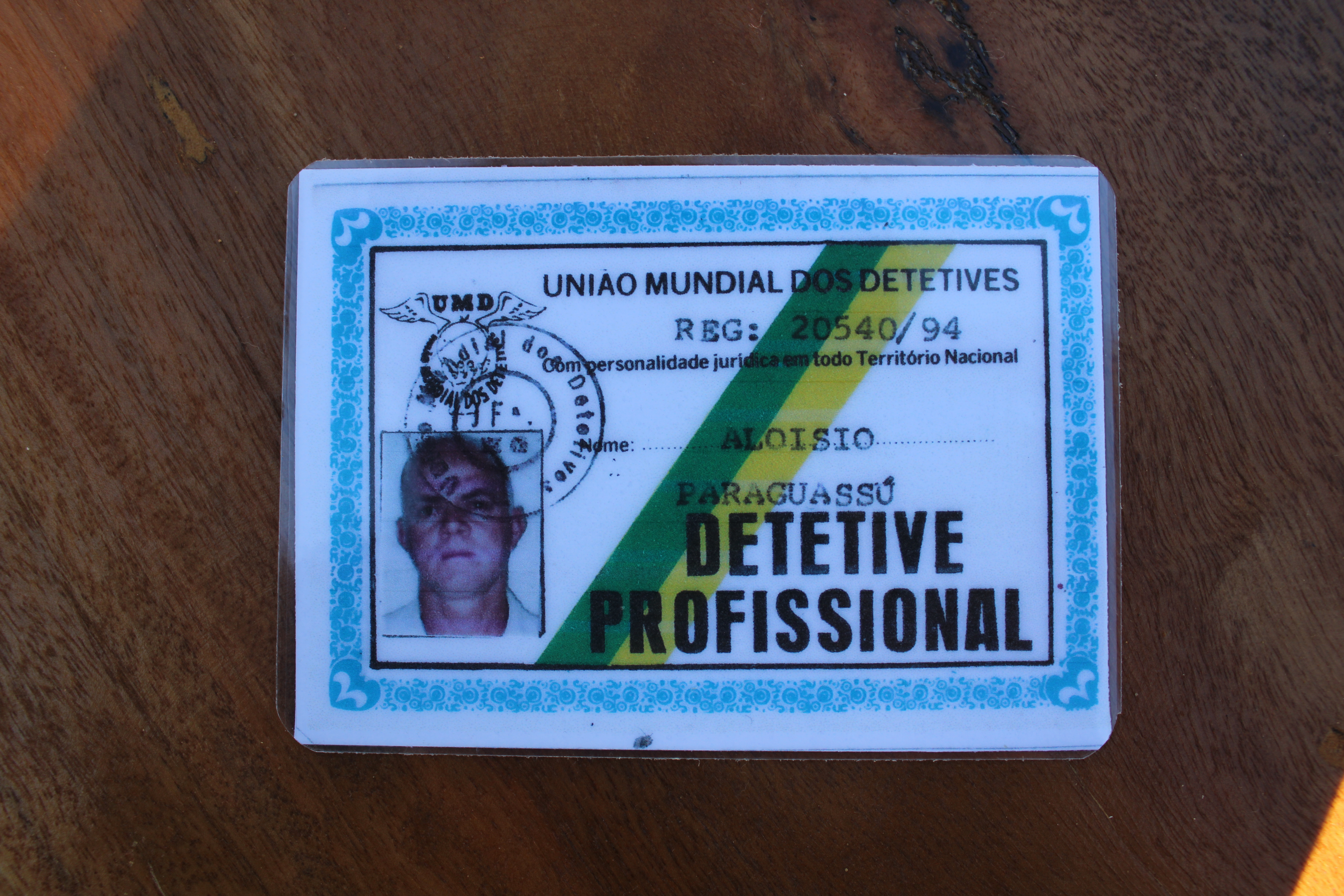 Carteira de registro emitida pela União Mundial dos detetives para o Sr. Lói (Aloísio Paraguassú), após conclusão de um curso à distância. Embora nunca tenha exercido a função profissionalmente, Lói conta em sua história como chegou a investigar o mistério de um assalto a banco na região de Mucugê (BA).