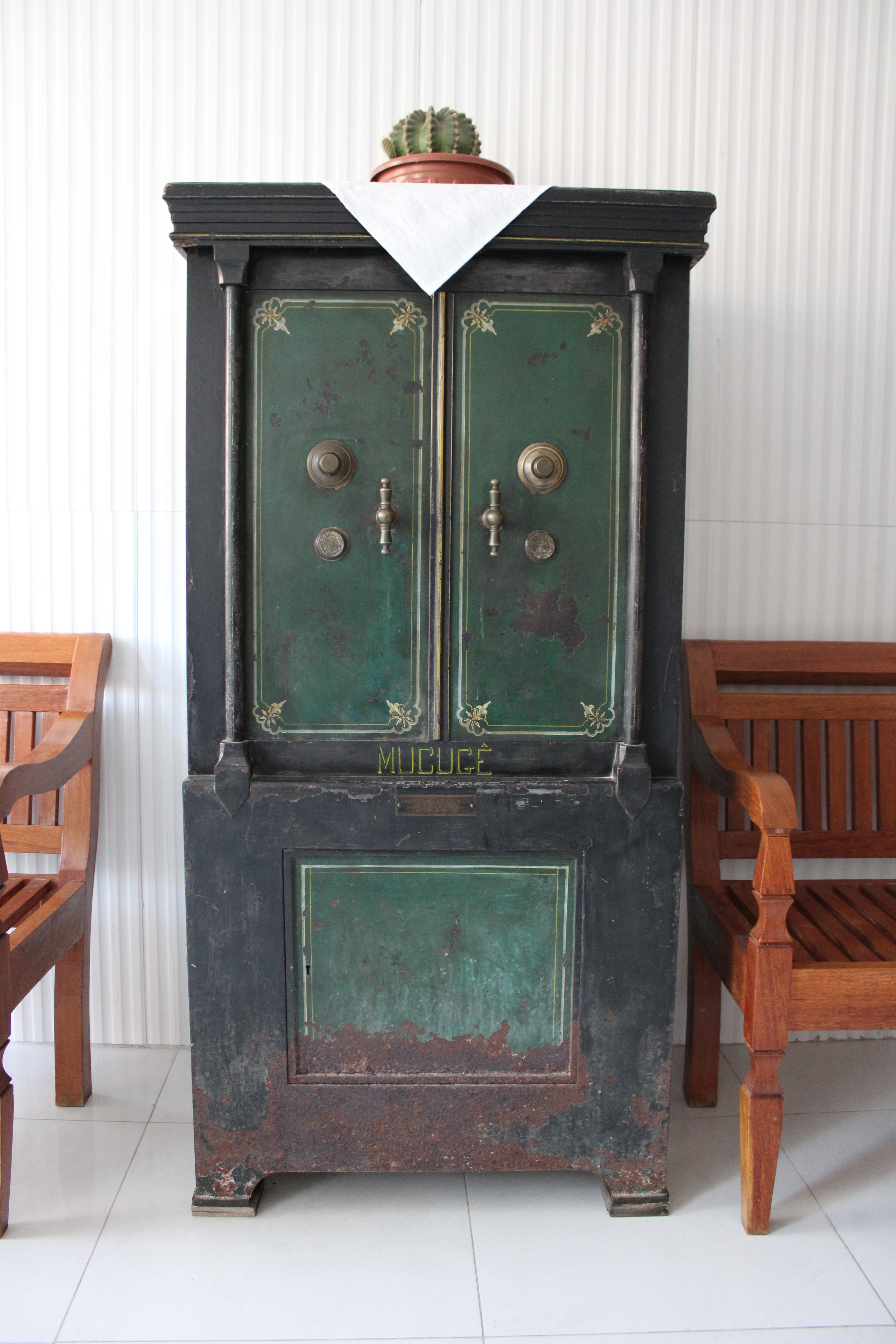 O cofre, comprado pela família em 1907, pertenceu ao avó do Sr. Lói e veio de trem e caminhão de Itaeté até Mucugê, em 1935.

O avô de Lói era comerciante de diamantes. Comprava dos garimpeiros e vendia diretamente para Amsterdã. Lói conta que na época de seca o diamante era caro e o oposto ocorria na época das chuvas. O preço era regulado e compartilhado entre os garimpeiros por meio de uma tabela. Em determinado ano, o avô de Lói não recebeu a tabela e, sem saber que o preço havia abaixado, continuou comprando pelo preço mais caro. Todos, ao saberem da notícia, queriam vender pra ele. Por conta disso, o avô de Lói foi a Salvador comprar o cofre para estocar os cerca de 30kg de diamantes que havia juntado. Quando foi vender, a empresa de Amsterdã não quis pagar o valor alto e ele, então, percebeu o erro e decidiu esperar.
Um ano depois, uma seca intensa tornou o garimpo muito complicado e o avô de Lói, no fim das contas, era o único capaz de comercializar diamantes na região. Acabou fazendo fortuna com a venda do que havia no cofre.