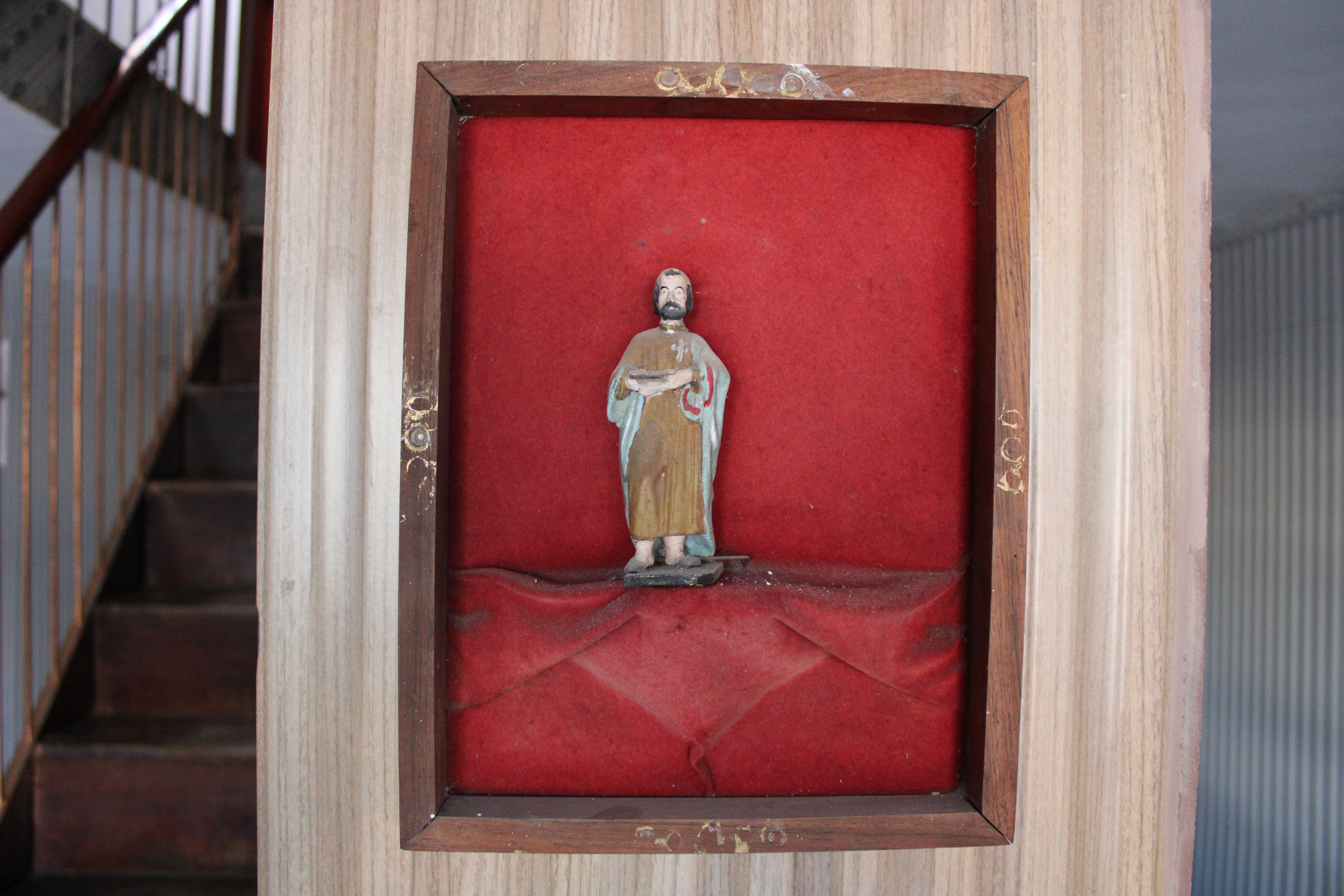 Lói, quando criança, brincava com o filho de Dona Carlinda. A senhora, toda vez que ia agradecer ou pedir algo, clamava a um 