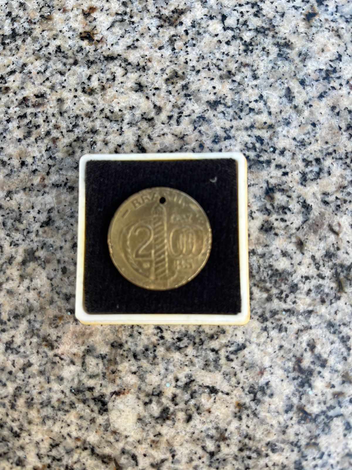 O primo da mãe de Lói, garimpeiro, havia feito uma promessa pouco tempo antes de seu nascimento: se ele conseguisse pegar diamantes naquele período, era sinal de que a criança seria uma pessoa boa. Caso ocorresse, ele batizaria a criança e daria a ela um presente.
Lói nasceu no dia…., momento em que o primo retornava à cidade, depois de ter encontrado diamantes.
O presente foi uma moeda de dois réis, comemorativa dos 75 anos da batalha de Riachuelo (11/06/1985). Lói, nascido no dia 11/06/1940, brinca que, por conta disso, nunca passou um só dia da vida sem dinheiro.