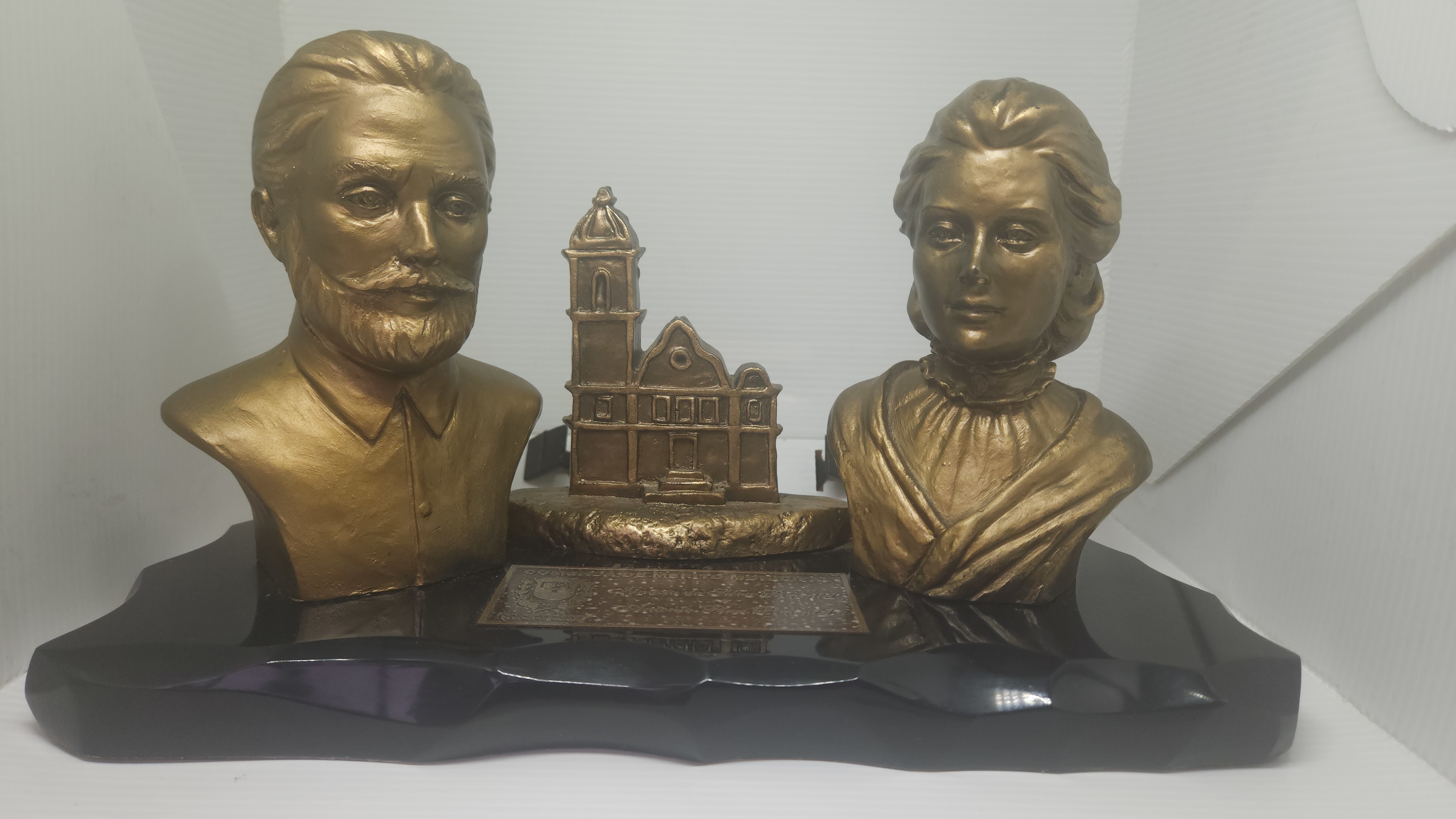 Comenda que Izilda recebeu através da Sec. Mun. Cultural