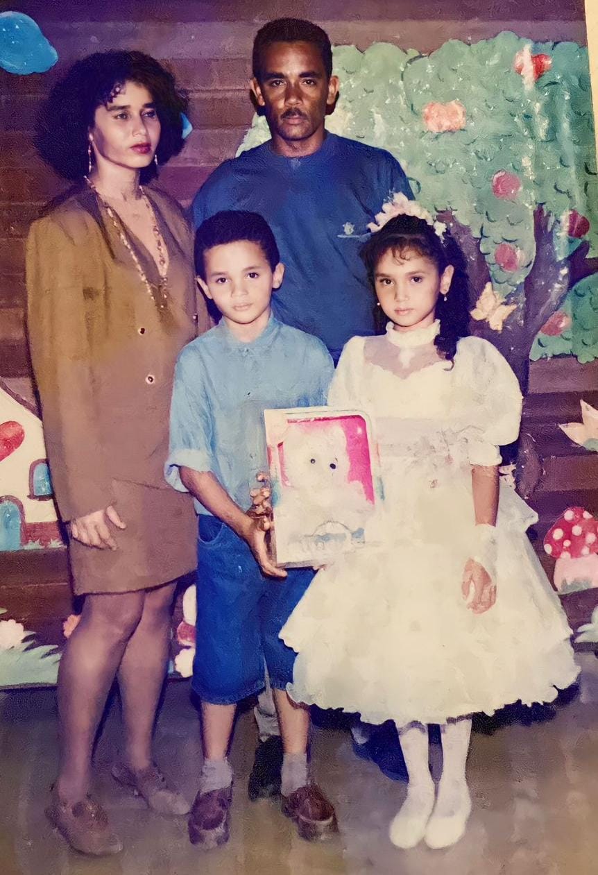 Descrição: Hélcio e família durante a formatura de sua irmã, Raabe Beuclair, em 1998. Da esq. para dir.: Siomária Beuclair, Helcio Beuclair, Elson Beuclair e Raabe Beuclair.
