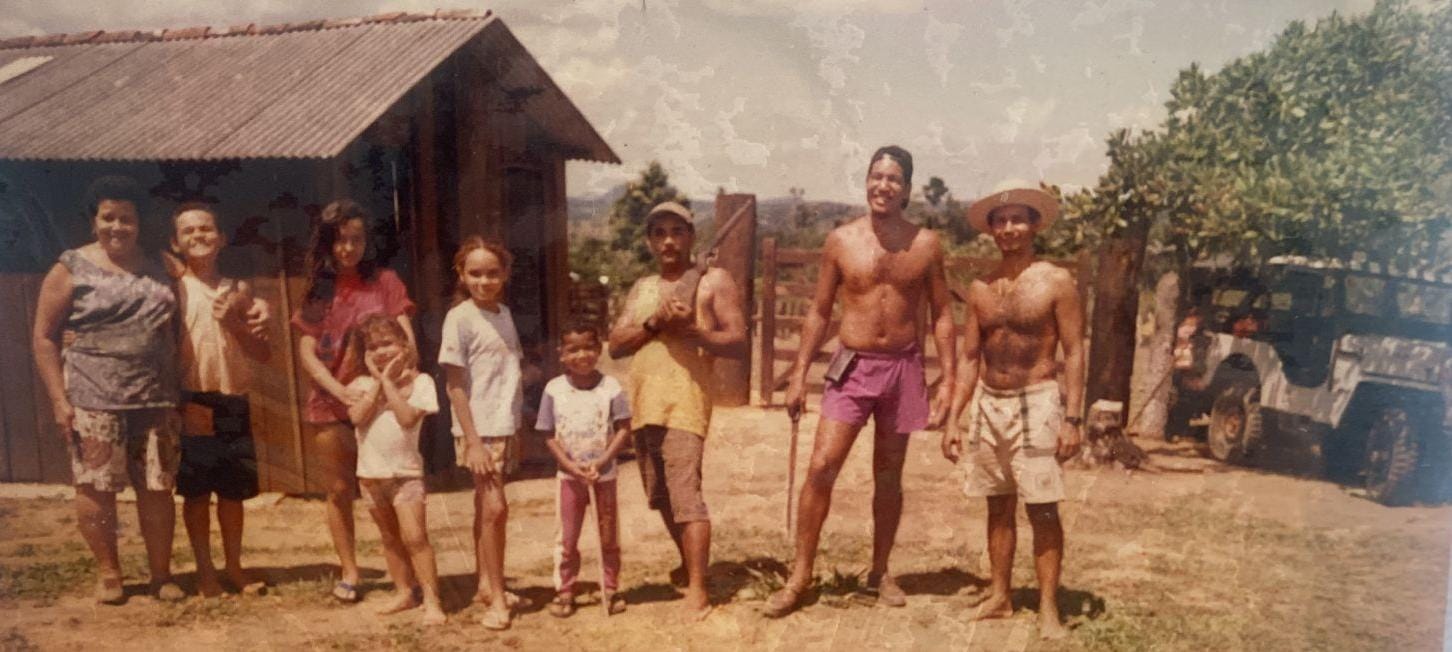 Família e amigos na Fazenda Cosme e Damião, na cidade de Itamaraju, BA, em 1998. Da esq. para dir.: Erondina Rocha, Helcio Beuclair, Veruza, Jéssica Beuclair, Raabe Beuclair, Larric Oliveira, Elson Beuclair, Marcos Oliveira e Silval Rocha.