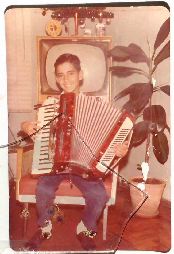 Paulo criança tocando sanfona - década de 60