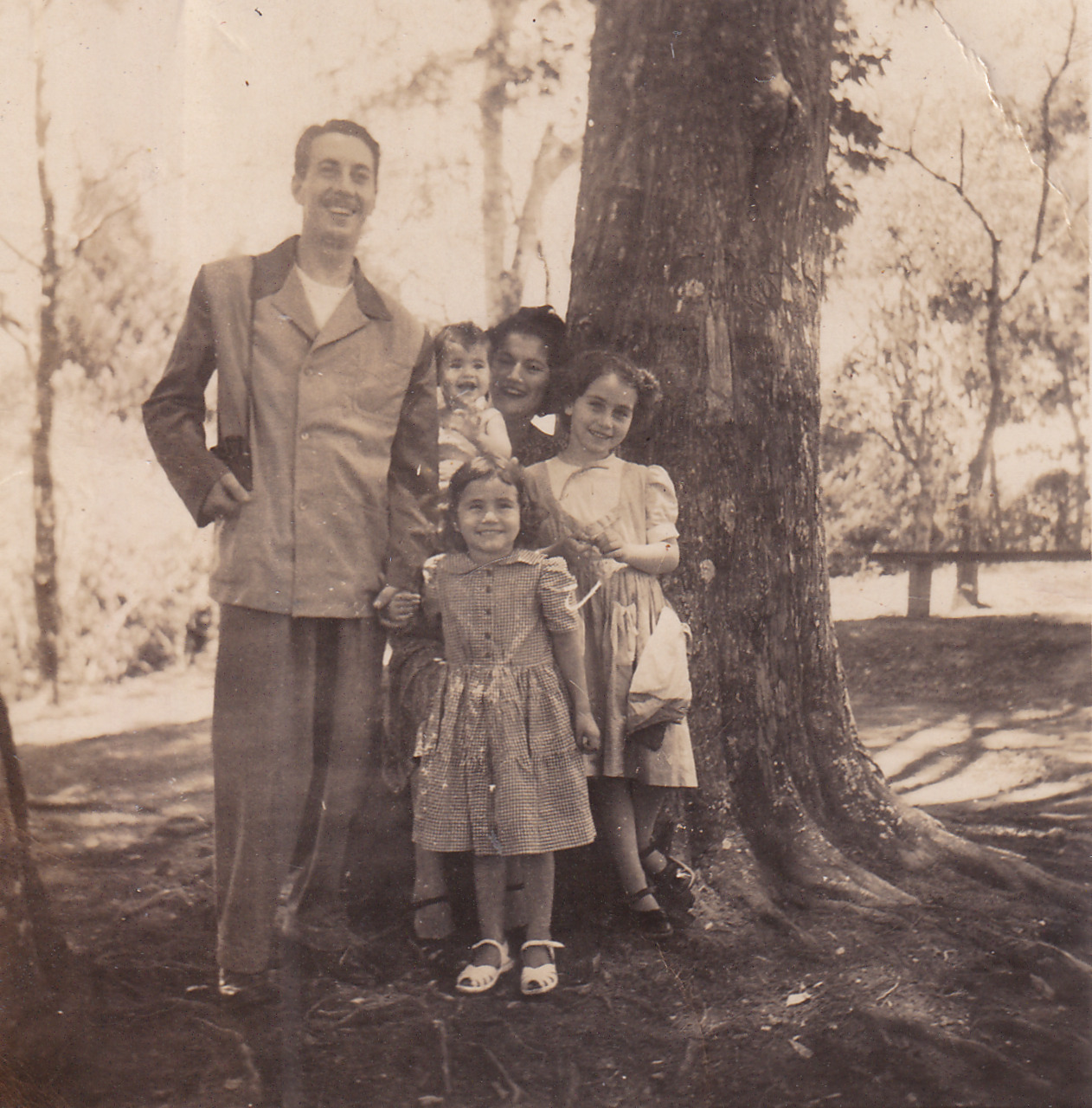 Márcia e sua família em Barbacena, em 1947. Da esq. para dir.: Duarte (pai), Ilza (mãe), Márcia (bebê no colo) e as irmãs Viviane (ao lado da mãe), e Isabel (na frente).