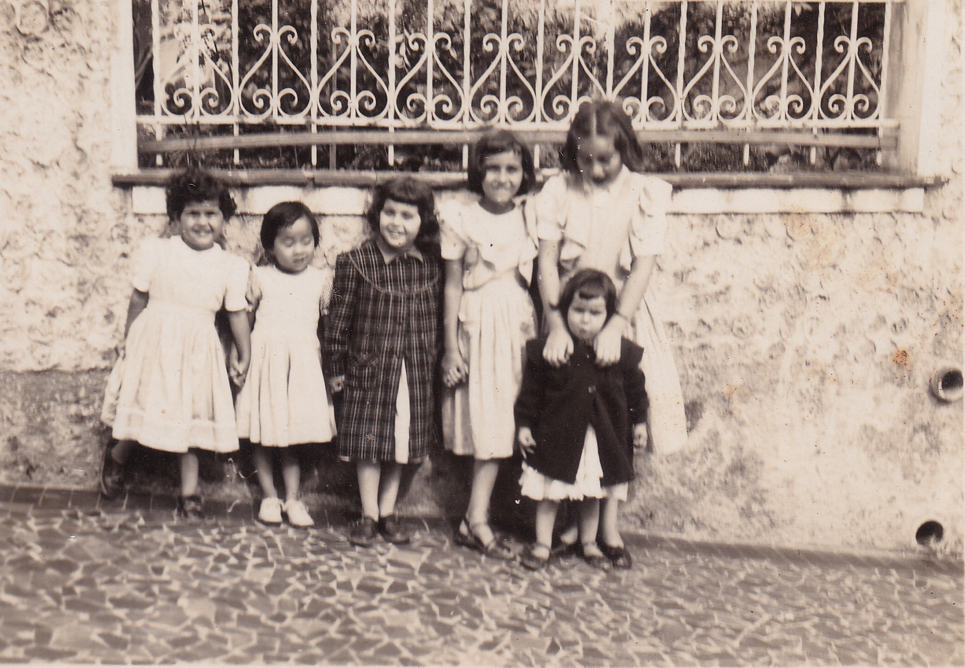 Márcia e as irmãs durante a infância no bairro do Ipiranga, em São Paulo. Da esq. para dir.: Palmira, uma vizinha, Márcia, Viviane, Isabel e Marisa (menor). Eram cinco irmãs muito unidas.