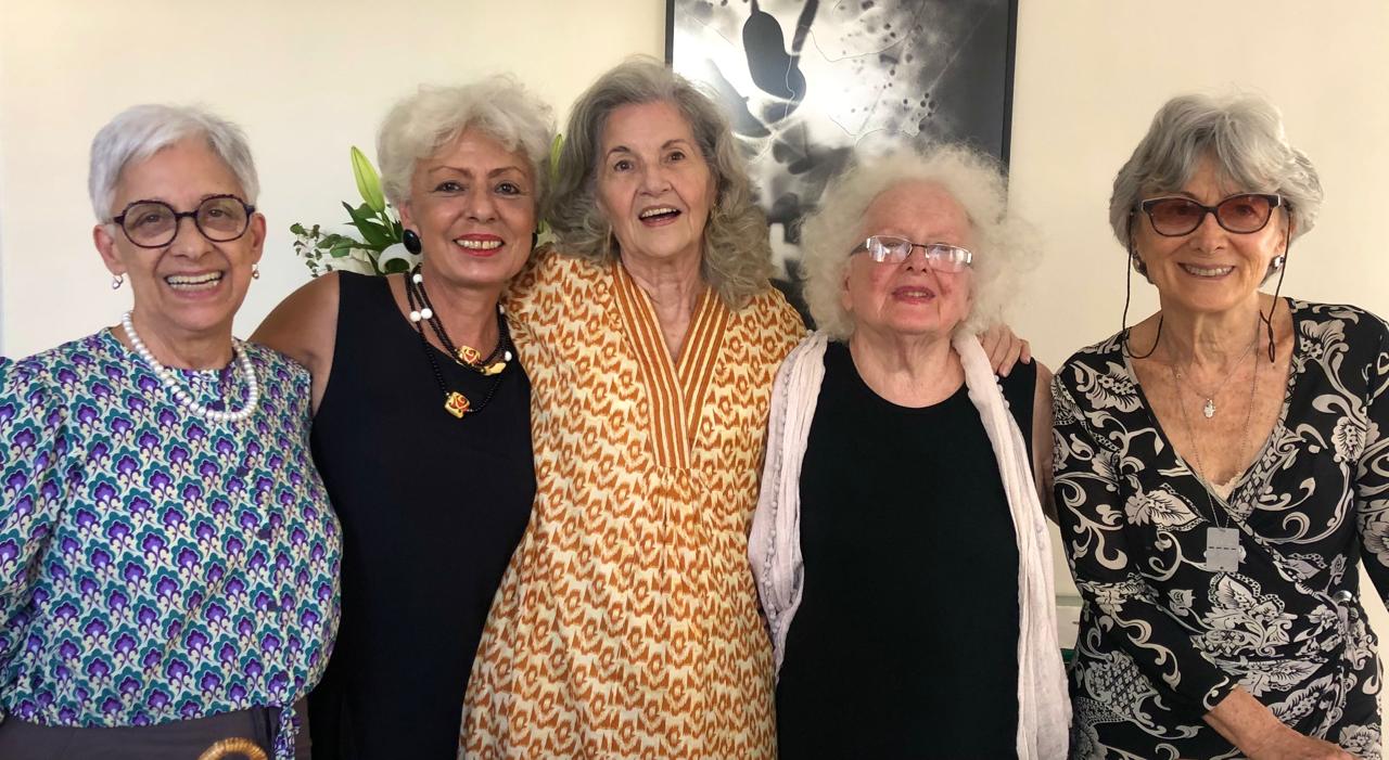 Encontro entre as amigas. (Da esq. p/ a dir.) Darci, Ana Maria, Márcia no meio delas, Antonieta Felmanas e Ida.
