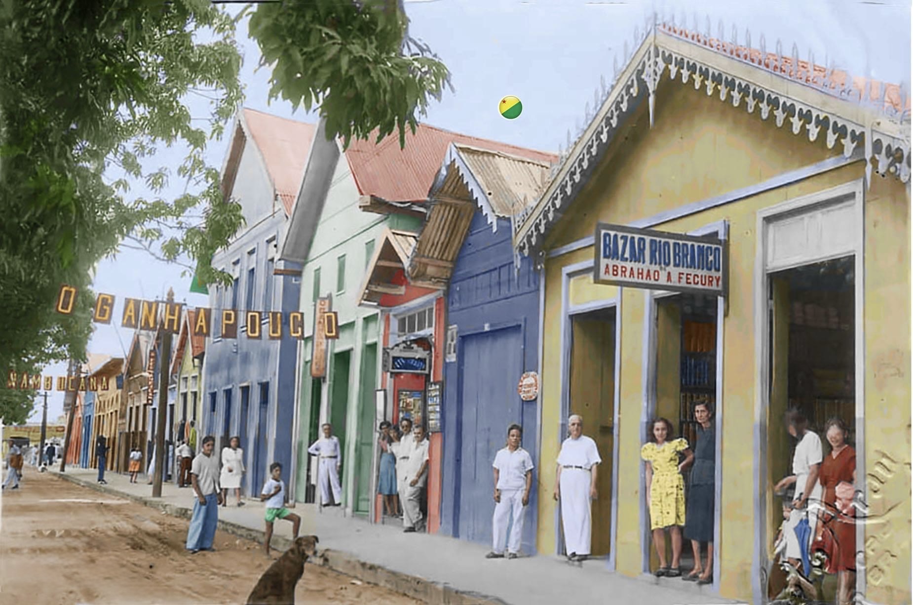 Cartão com a imagem da fachada da loja pertencente aos avós de Binho Marques, Abraão Fecury e Nazle Zahluth. A edificação, registrada como paisagem urbana, carrega silenciosamente histórias de imigração, trabalho e enraizamento. Como muitos estabelecimentos familiares, a loja testemunhou transformações sociais e urbanas ao longo do tempo na capital acreana.