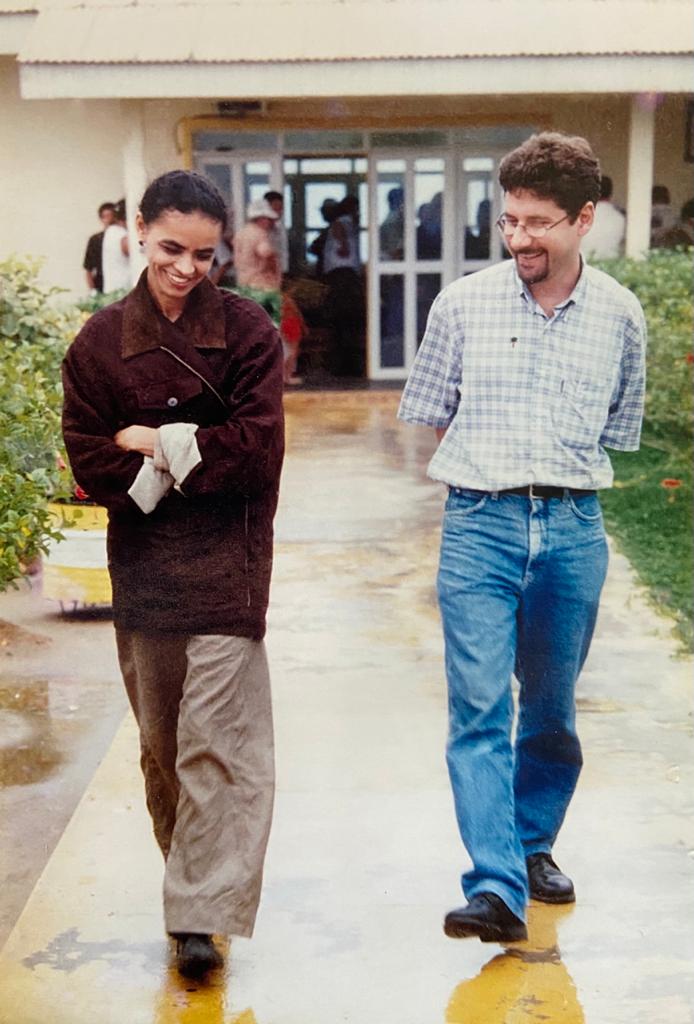 Binho Marques e Marina Silva no aeroporto de Tarauacá. Entre viagens e encontros, a política também se fazia nos caminhos da Amazônia.