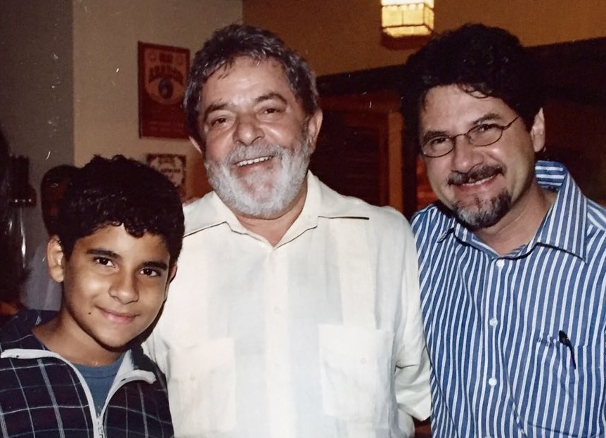 Binho posa ao lado de seu filho, Gabriel Fecury, e do presidente Lula durante o período em que exercia o cargo de governador do Acre. A imagem registra o encontro entre a vida pública e a vida familiar, reunindo diferentes dimensões de sua trajetória.
