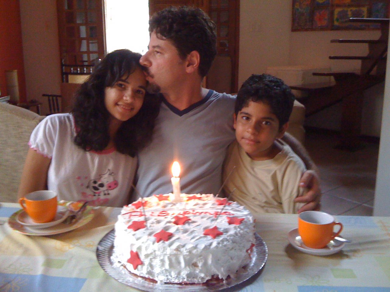 Em casa, Binho celebra o Dia dos Pais ao lado dos filhos Maria Clara e Gabriel. Em um ambiente de convivência familiar, a fotografia revela um momento de proximidade, carinho e partilha entre pai e filhos. Longe dos compromissos públicos, o registro destaca a importância dos afetos cotidianos e das relações construídas no espaço íntimo da família.