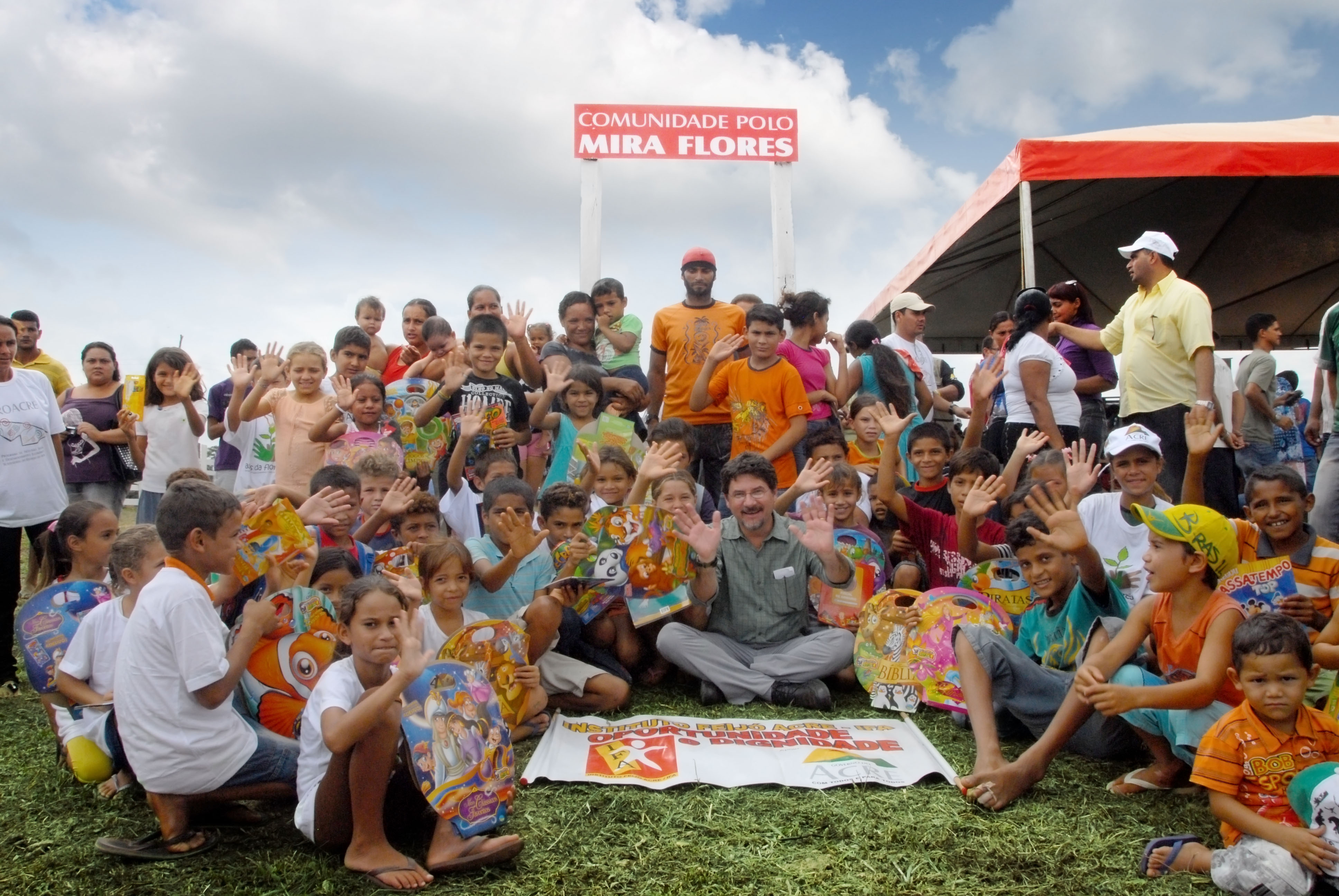 Durante as ações do PROACRE, programa desenvolvido em parceria com o Banco Mundial para ampliar o acesso a serviços básicos em comunidades isoladas, Binho é fotografado ao lado das crianças da Comunidade Polo Mira Flores.