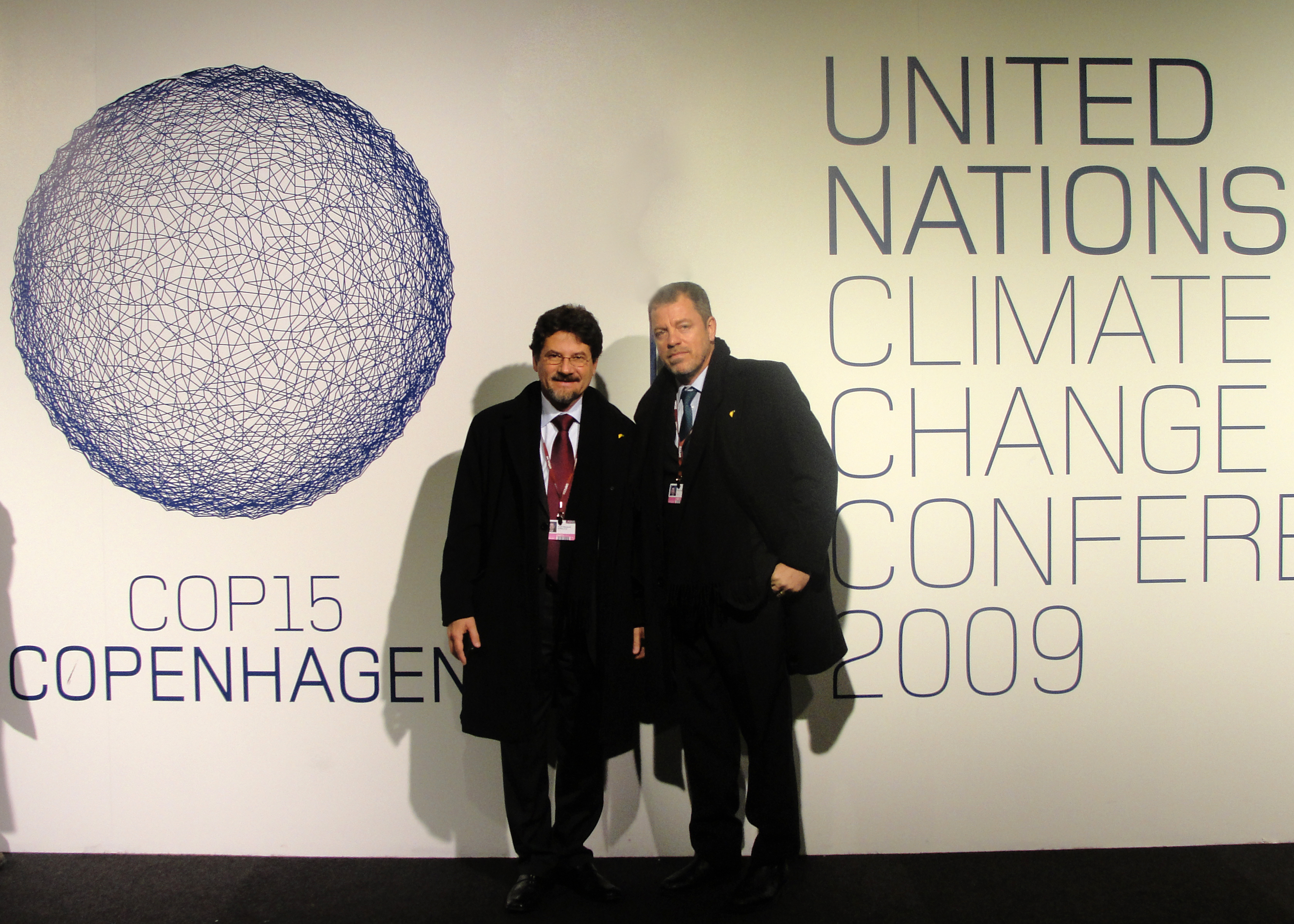 Binho participa da COP 15, a 15ª Conferência das Partes da Convenção-Quadro das Nações Unidas sobre Mudança do Clima, realizada em Copenhague, na Dinamarca, entre 7 e 18 de dezembro de 2009. O encontro reuniu lideranças políticas, especialistas e representantes de diversos países para discutir a construção de um novo acordo climático global que sucedesse o Protocolo de Quioto, firmado em 1997. A fotografia registra sua presença em um dos mais importantes fóruns internacionais sobre meio ambiente, levando para o debate global as experiências e os desafios da Amazônia e do Acre diante das mudanças climáticas.