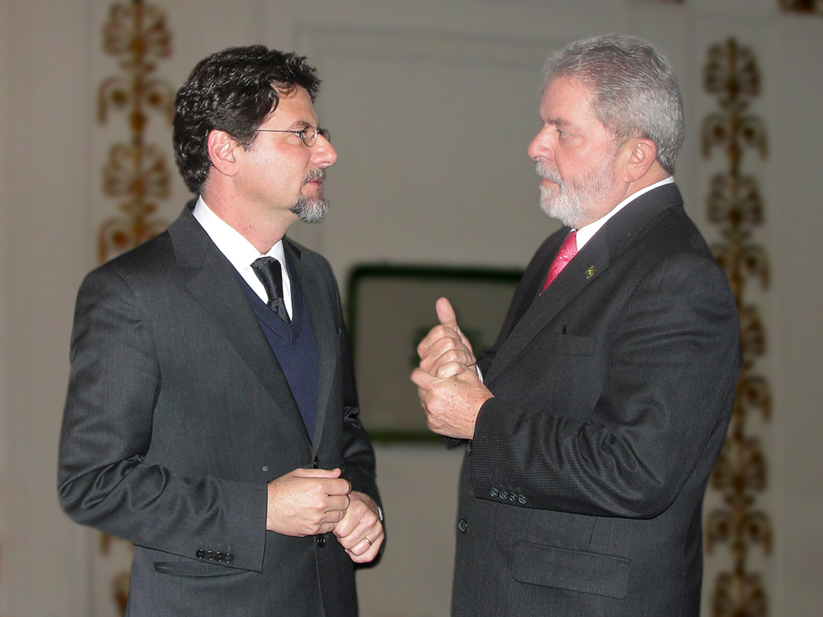 Durante a COP 15, em Copenhague, Binho é fotografado ao lado do presidente Lula em meio às atividades da conferência internacional sobre mudanças climáticas. Realizado em dezembro de 2009, o encontro mobilizou governos de todo o mundo na busca por compromissos voltados à redução das emissões de gases de efeito estufa e à proteção ambiental. A imagem registra a participação de duas lideranças brasileiras em um momento de intensa articulação política e diplomática, quando as questões ambientais ocupavam o centro das discussões globais.