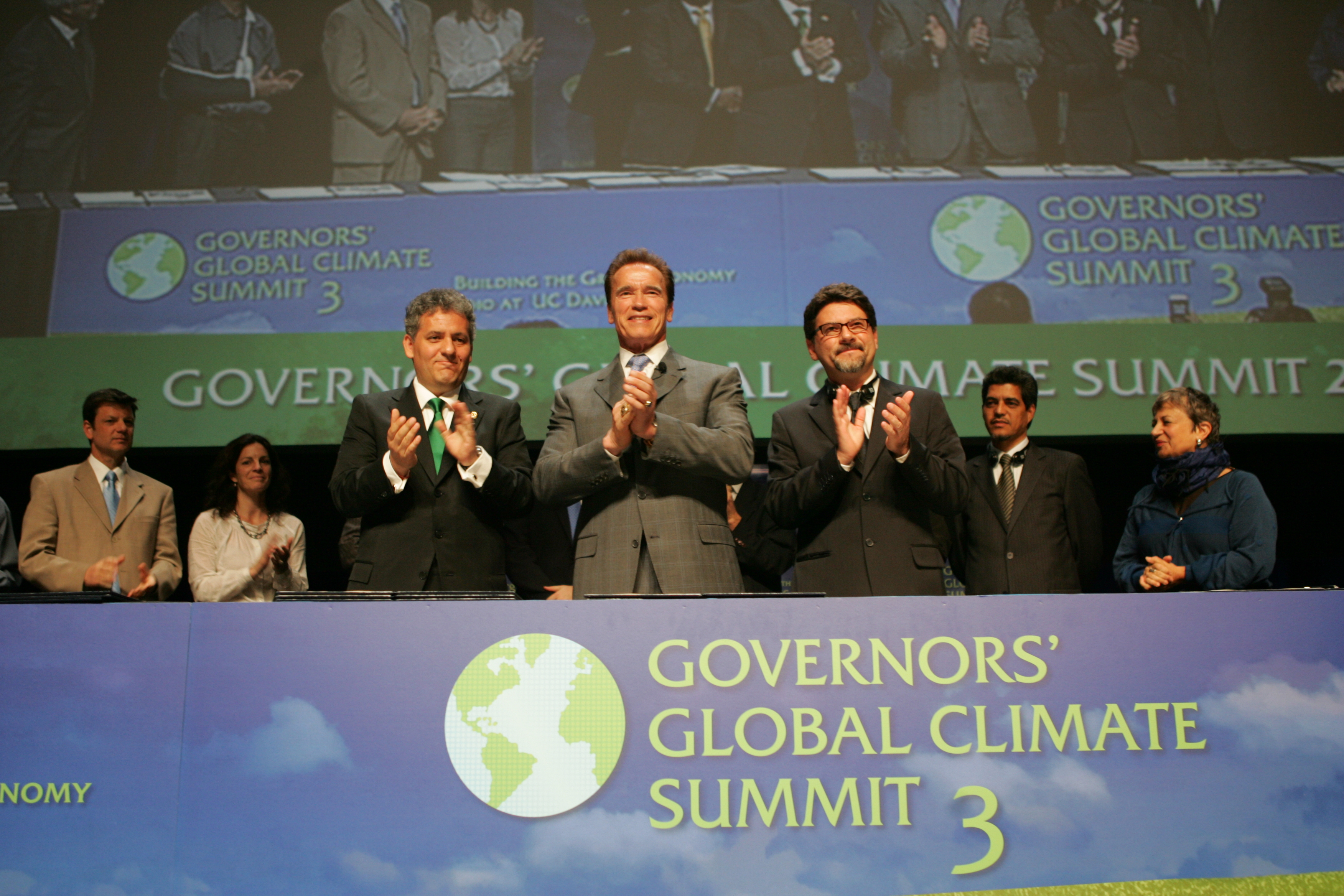 Binho participa da assinatura do memorando que definiu as bases para a cooperação em créditos de carbono entre Acre, Califórnia (EUA) e Chiapas (México). O momento foi aplaudido de pé por lideranças ambientais, cientistas, acadêmicos e jornalistas de pelo menos vinte países. Acre e Chiapas foram os únicos estados a concluir as negociações para a formalização do acordo climático com a Califórnia.