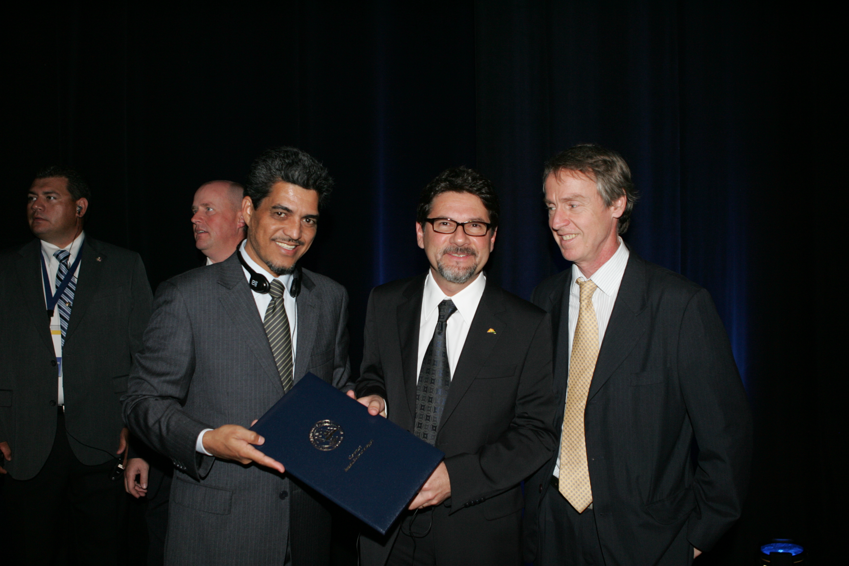Binho e o deputado estadual Edvaldo Magalhães exibem o documento assinado por Arnold Schwarzenegger durante a formalização do acordo climático entre Acre, Califórnia e Chiapas. Também participa do registro Steve Schwartzman, da ONG americana EDF. Testemunha da solenidade, Edvaldo destacou o caráter pioneiro da iniciativa e o papel do Acre na construção de políticas voltadas ao desenvolvimento sustentável.