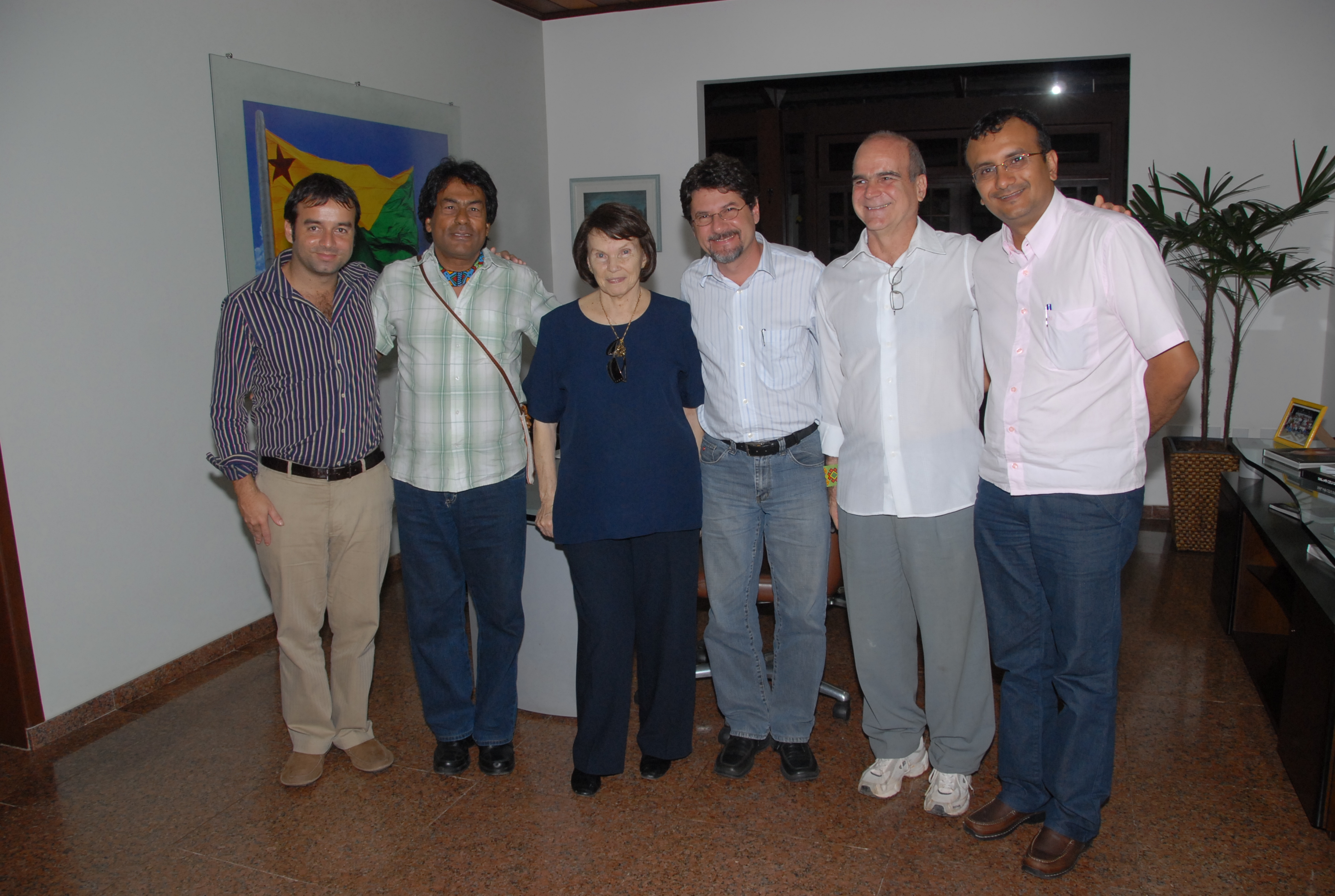 Da esquerda para a direita, André Abreu de Almeida, diretor-geral da Fundação France Libertés no Brasil; o líder indígena Ailton Krenak; Danielle Mitterrand, presidente da Fundação France Libertés; Binho Marques; João Fortes, presidente da Rede Povos da Floresta; e Eufran Amaral, secretário de Meio Ambiente do Acre, durante reunião no Gabinete do Governador para discutir dimensões sociais, ambientais e culturais na avaliação do desenvolvimento acreano.