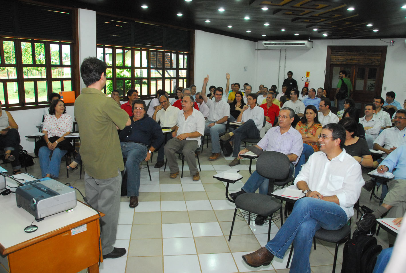 Fórum de secretários do governo Binho Marques reunido para discutir estratégias de gestão e desenvolvimento urbano. Na ocasião, a equipe acompanha a apresentação da proposta da Zona de Atendimento Prioritário (ZAP Urbana 5), iniciativa voltada à concentração de investimentos e serviços públicos em áreas estratégicas de Rio Branco.