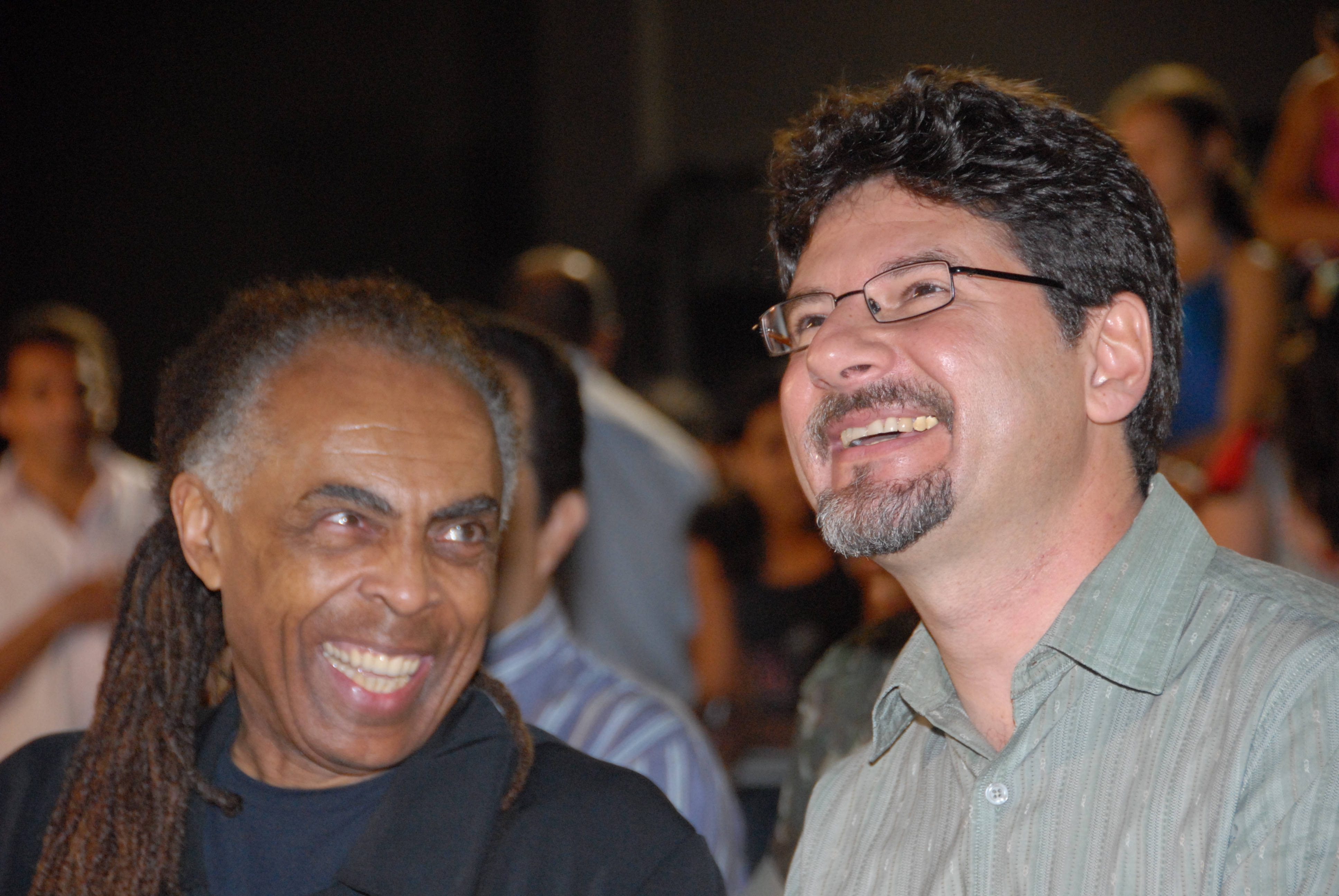Binho Marques com Gilberto Gil no Alto Santo, em Rio Branco, espaço dedicado à preservação da memória de Raimundo Irineu Serra, o Mestre Irineu, fundador da Doutrina do Daime. O encontro simboliza a conexão entre cultura, espiritualidade e identidade amazônica.