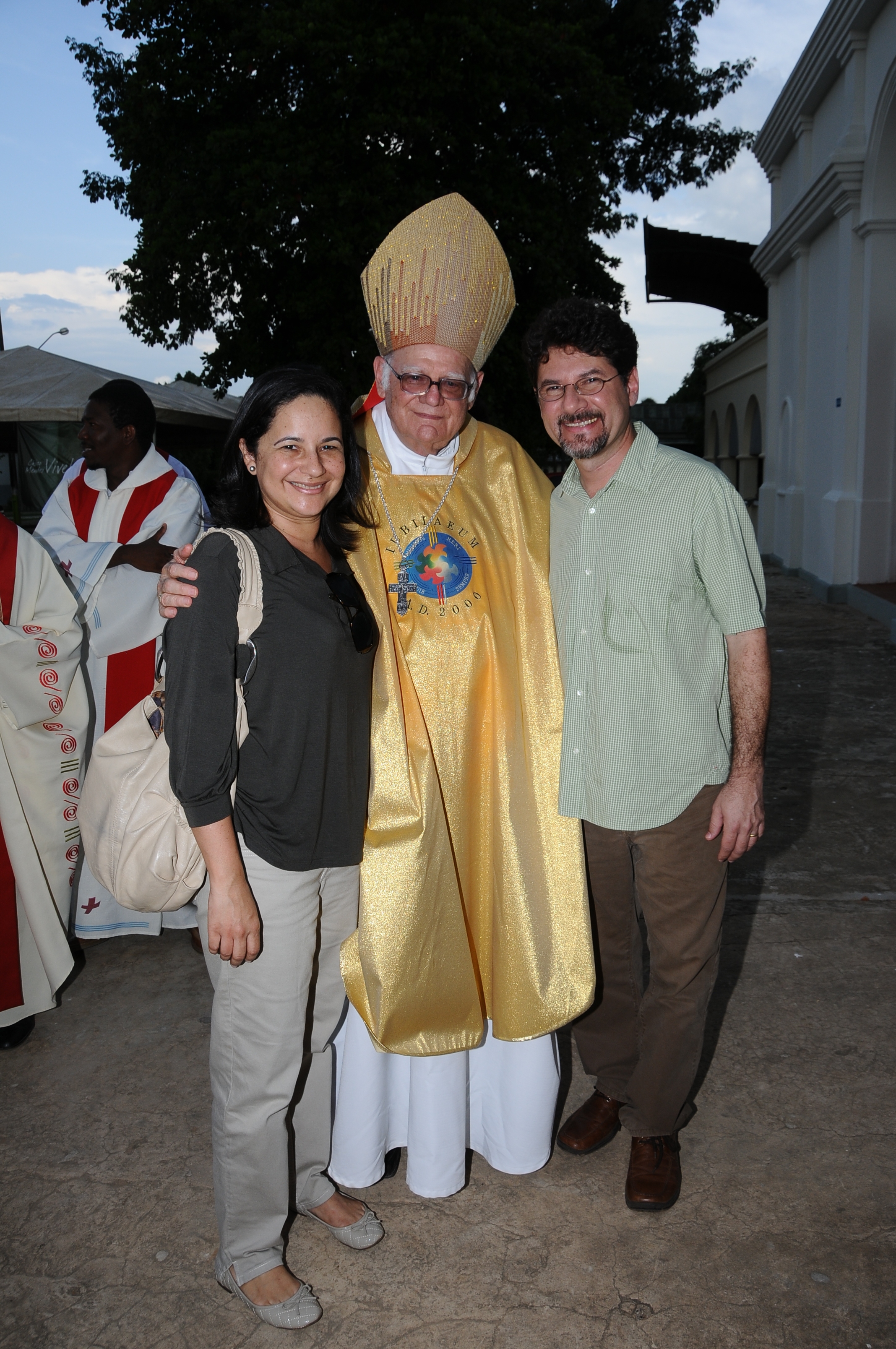 Dom Moacyr, conhecido como o “bispo dos seringueiros”, aparece ao lado de Binho Marques e sua esposa Flávia.