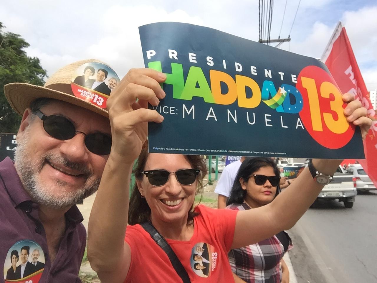 Binho Marques ao lado de Flávia, sua esposa, durante a campanha de Fernando Haddad à Presidência da República em 2018, em um momento de mobilização política e defesa de um projeto democrático para o Brasil.
