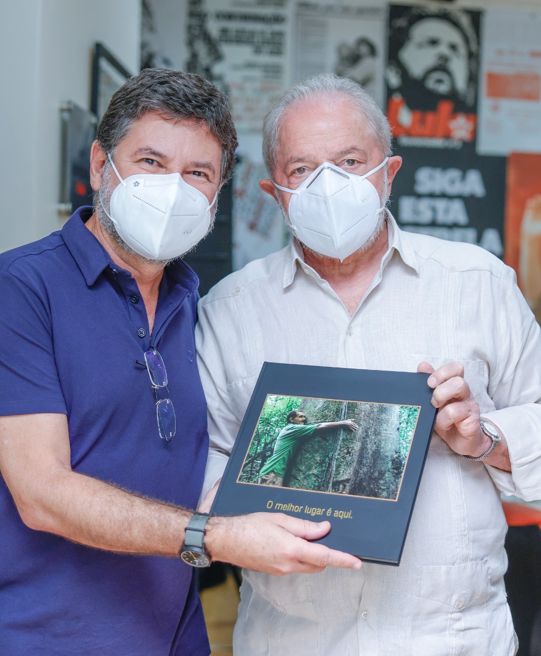 Binho Marques com Luiz Inácio Lula da Silva durante a pandemia, em um encontro marcado pela entrega do álbum de seu governo, em um gesto de registro histórico e diálogo político em meio ao período de crise sanitária.