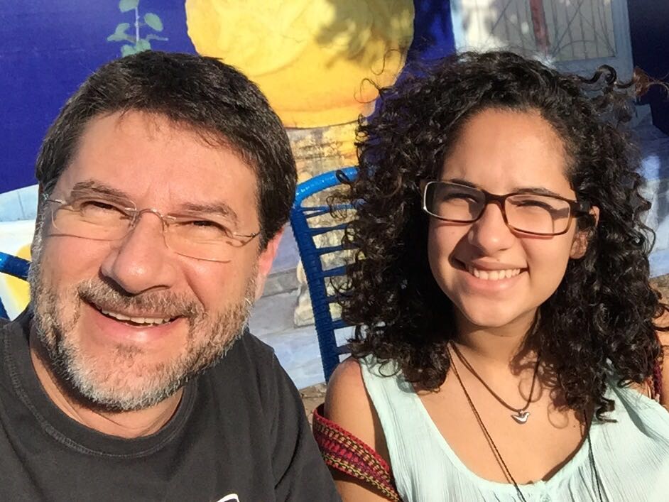 Binho Marques em momento de afeto com sua filha Maria Clara, em um registro pessoal que destaca a dimensão familiar em sua trajetória pública.