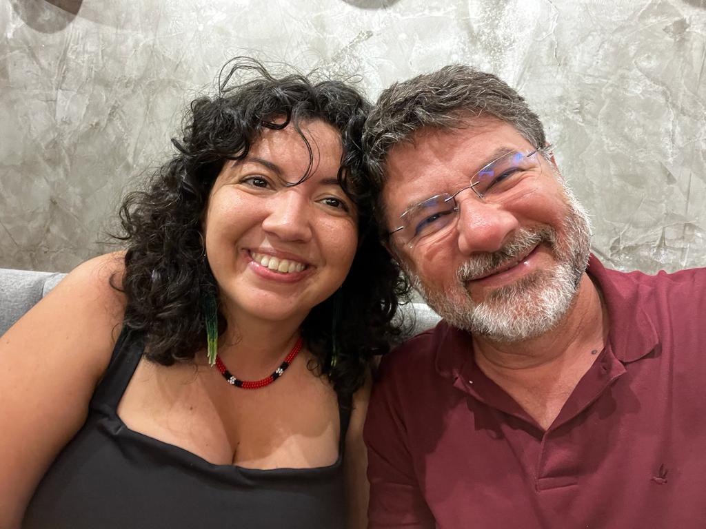 Binho Marques em encontro com Angélica Mendes, neta de Chico Mendes, em um registro marcado pela continuidade da luta em defesa da floresta e dos povos da Amazônia.