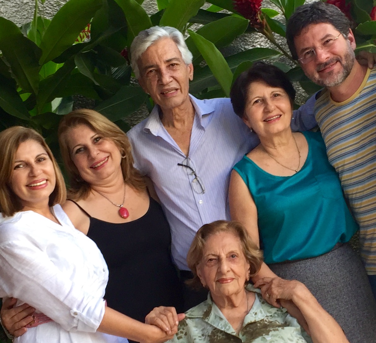Binho Marques ao lado da mãe, Dona Clélia, do irmão e das irmãs, em um momento de reunião familiar que reforça vínculos afetivos e sua origem como base de sua trajetória.