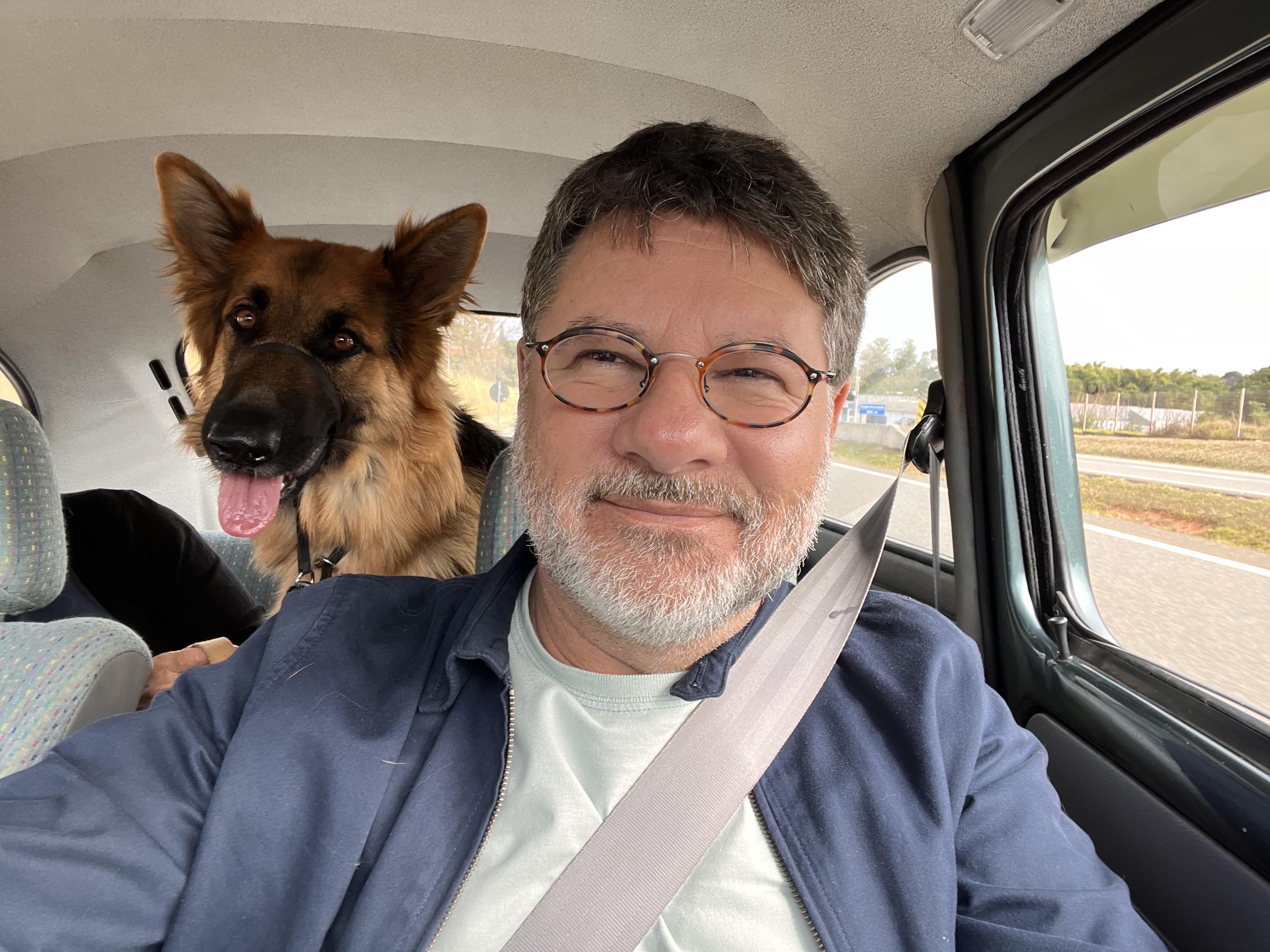 A cachorrinha Lola acompanha Binho Marques em um passeio de fusca, em um registro leve e descontraído do cotidiano.